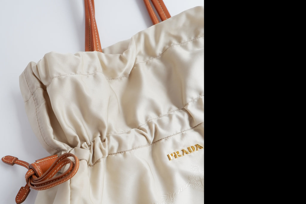 Authentique Sac fourre-tout Prada en nylon et cuir beige d'occasion