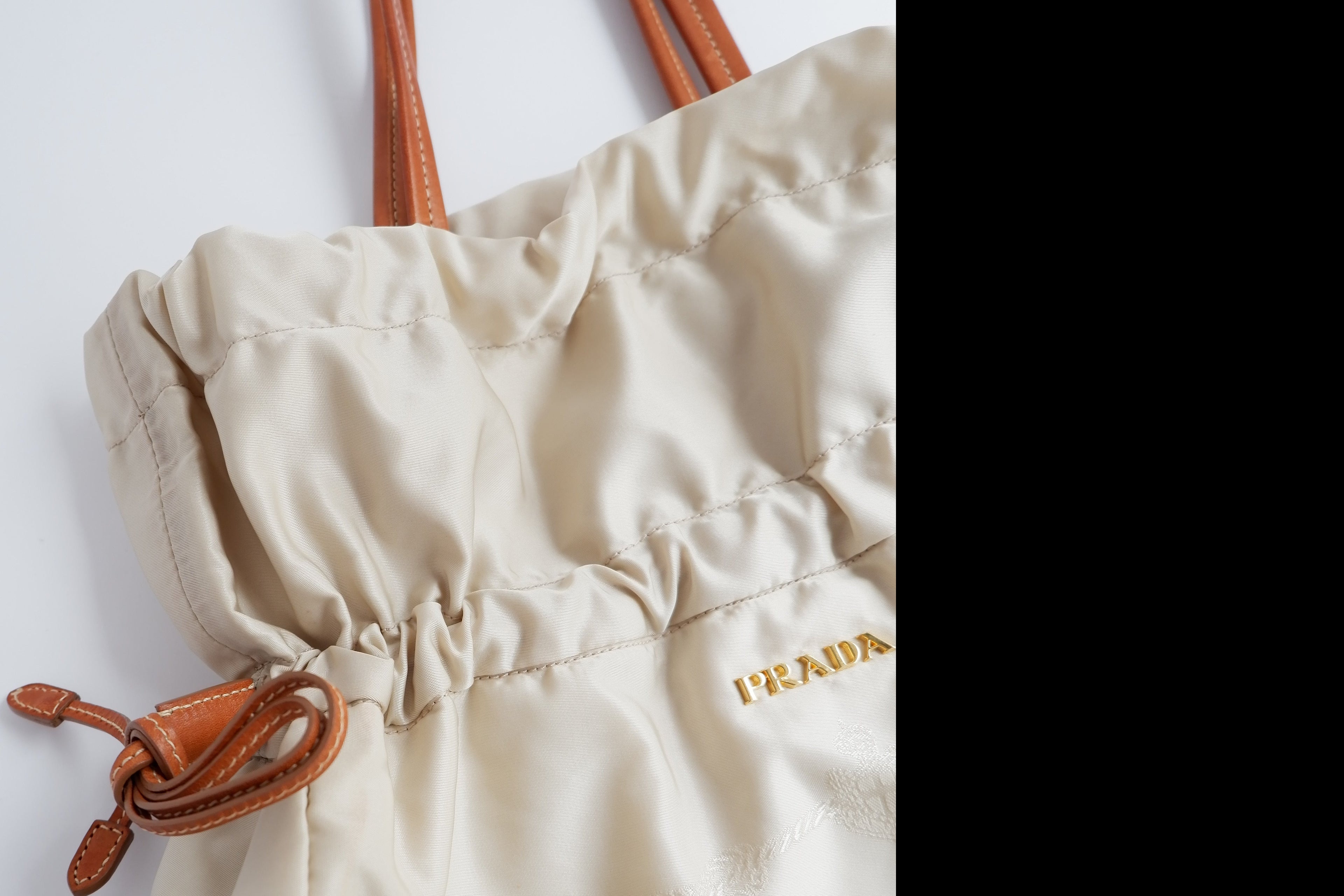 Authentique Sac fourre-tout Prada en nylon et cuir beige d'occasion