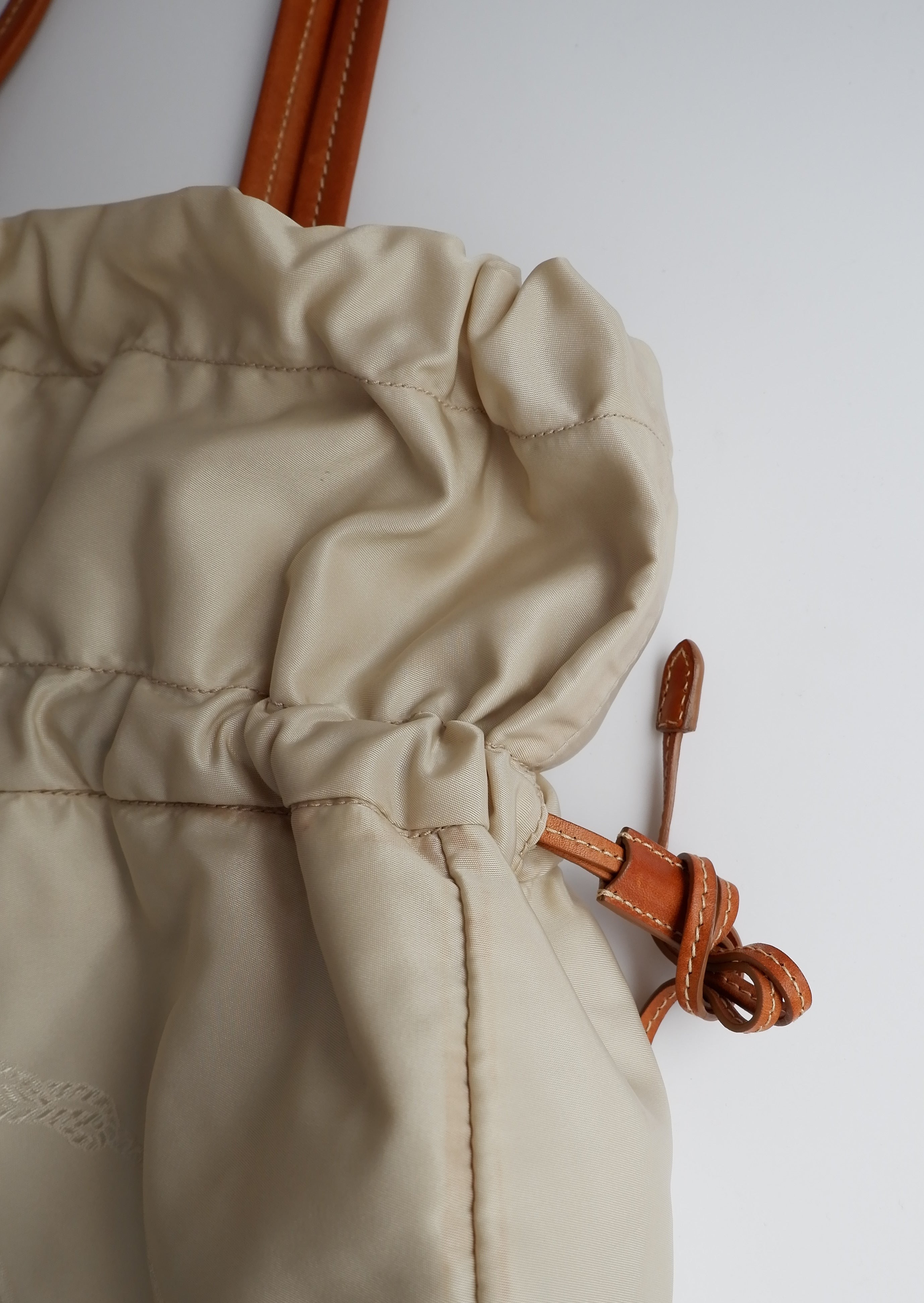 Authentique Sac fourre-tout Prada en nylon et cuir beige d'occasion