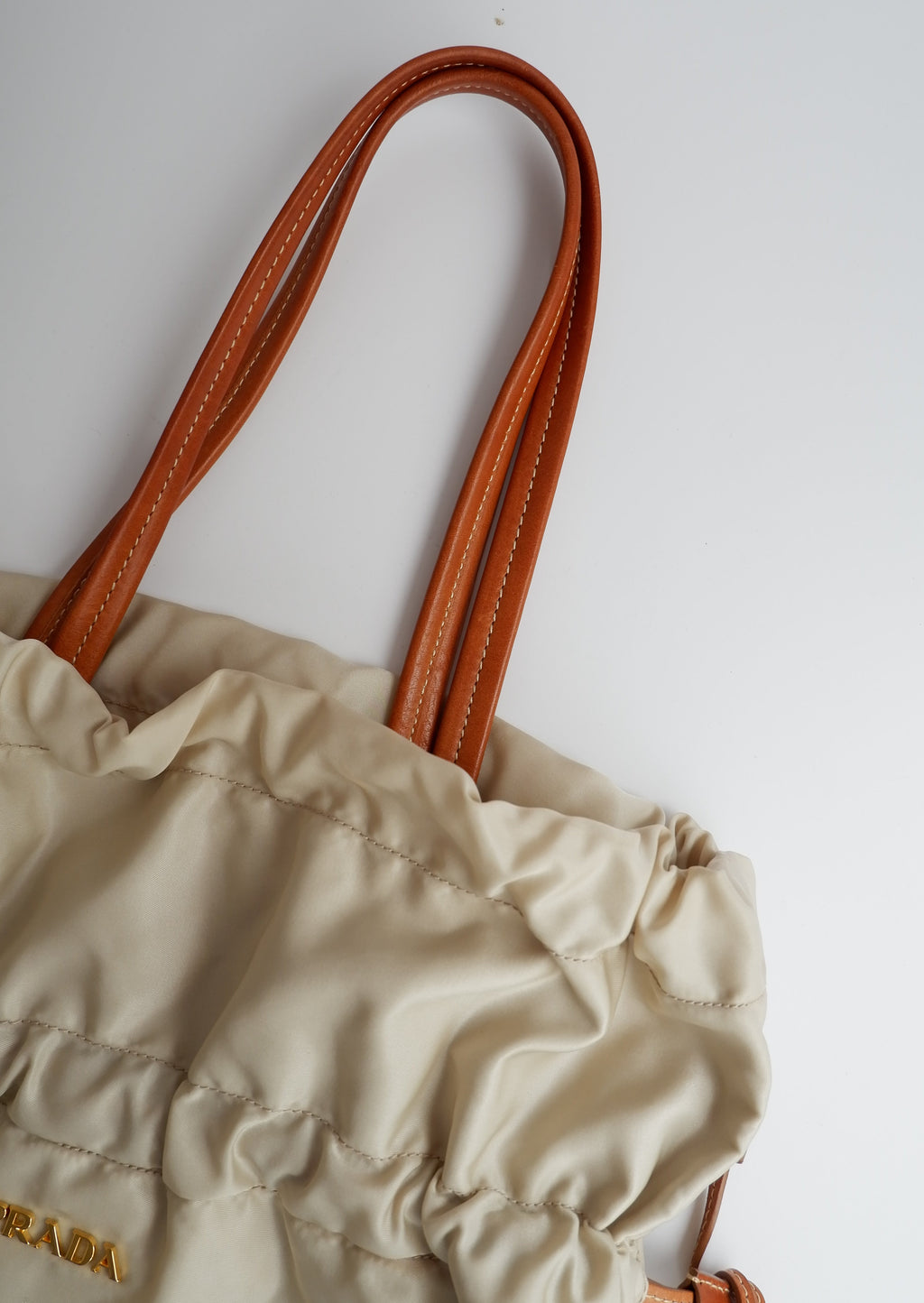 Authentique Sac fourre-tout Prada en nylon et cuir beige d'occasion