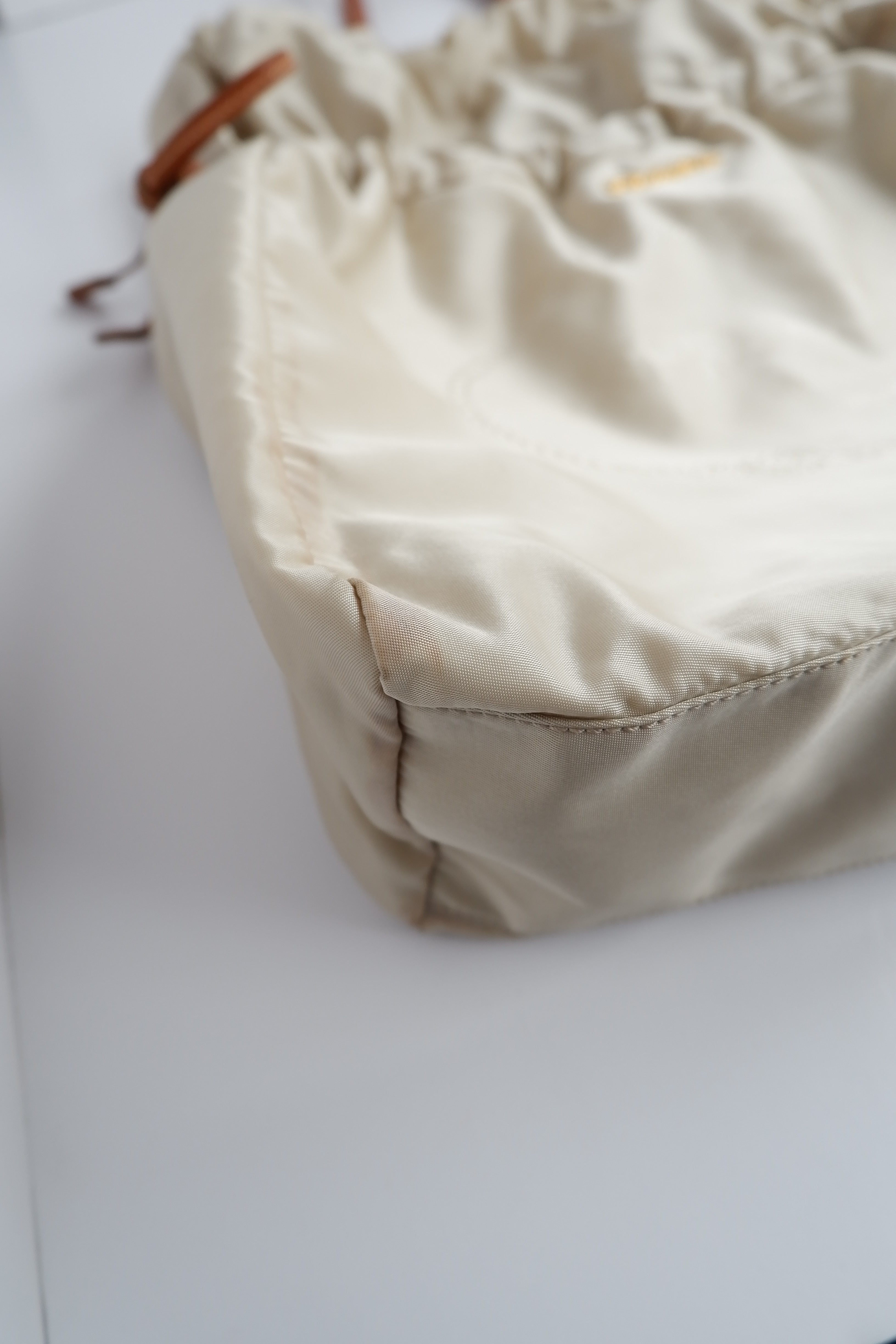 Authentique Sac fourre-tout Prada en nylon et cuir beige d'occasion