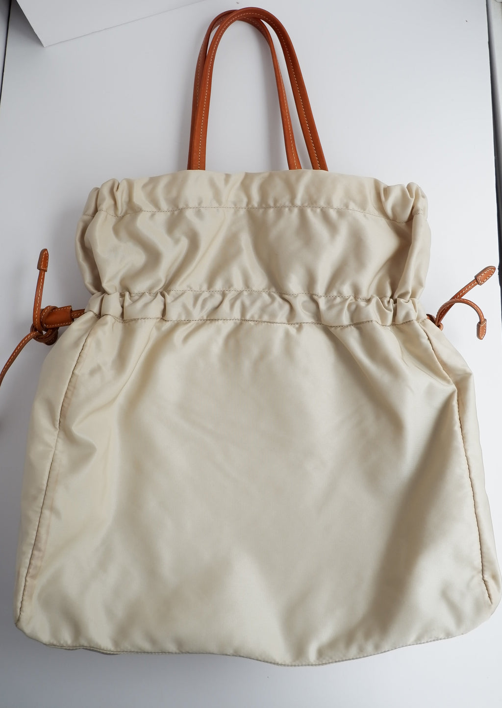Authentique Sac fourre-tout Prada en nylon et cuir beige d'occasion