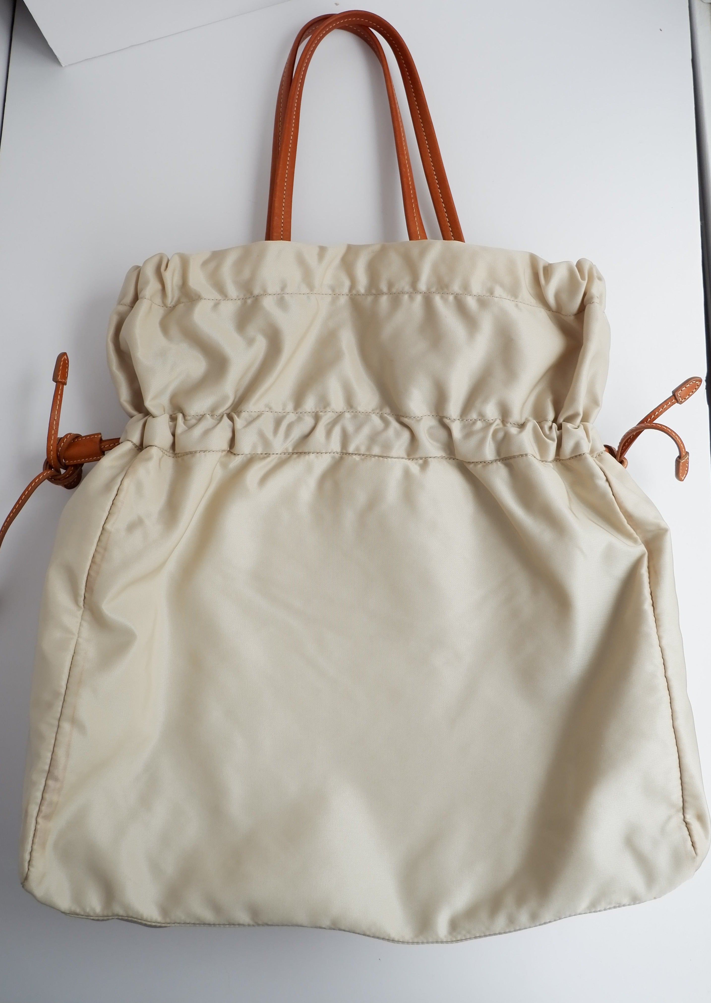 Authentique Sac fourre-tout Prada en nylon et cuir beige d'occasion