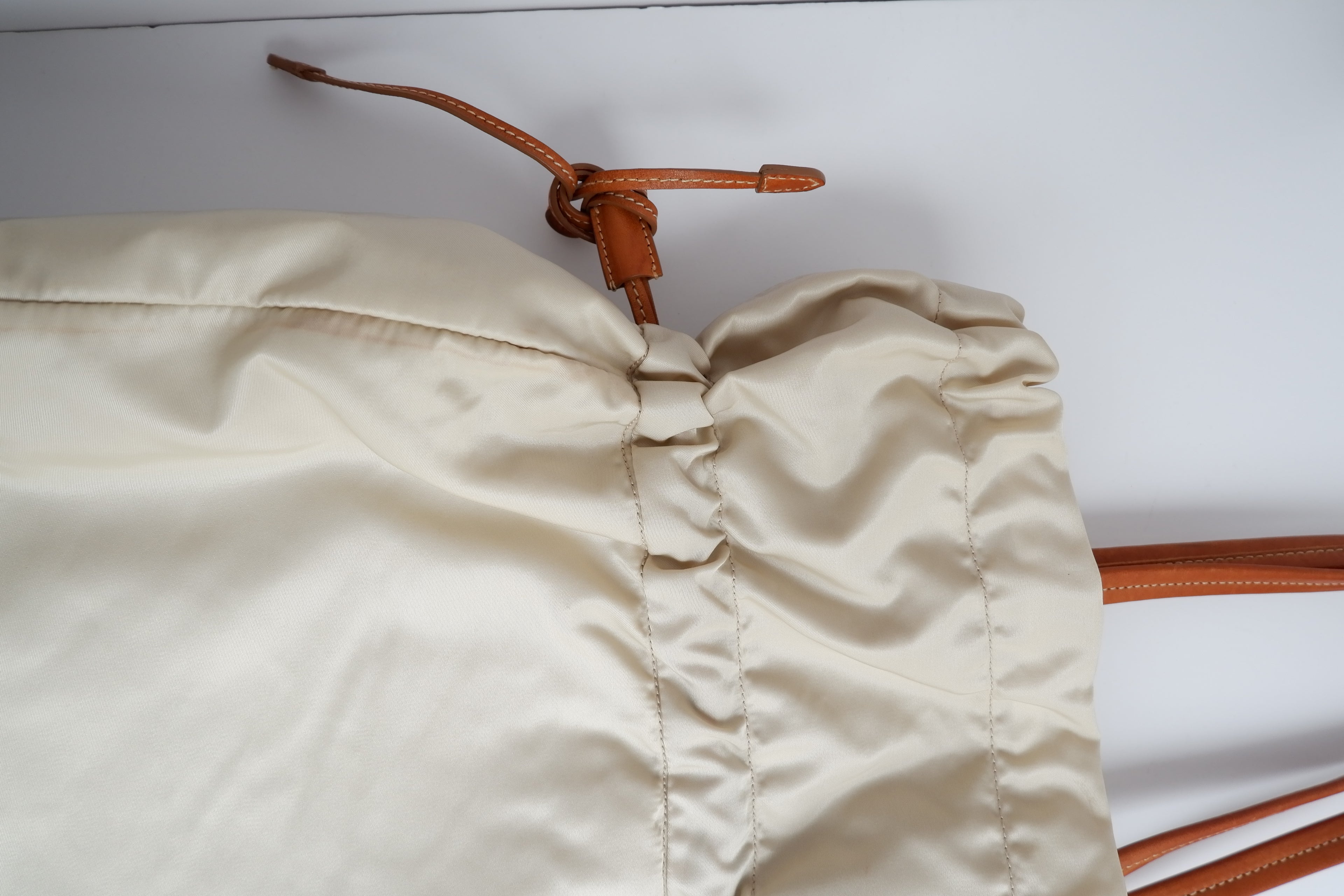 Authentique Sac fourre-tout Prada en nylon et cuir beige d'occasion