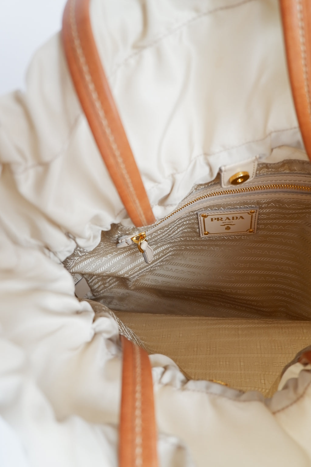 Authentique Sac fourre-tout Prada en nylon et cuir beige d'occasion