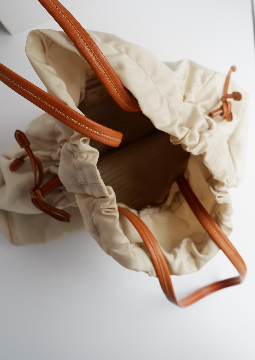 Authentique Sac fourre-tout Prada en nylon et cuir beige d'occasion