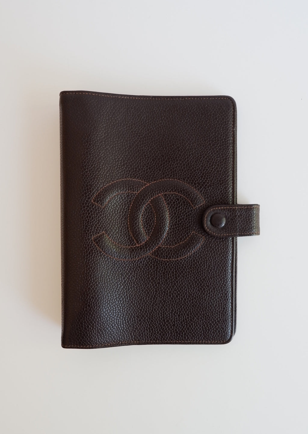 Authentique protège-agenda Chanel en cuir grainé caviar marron, d'occasion