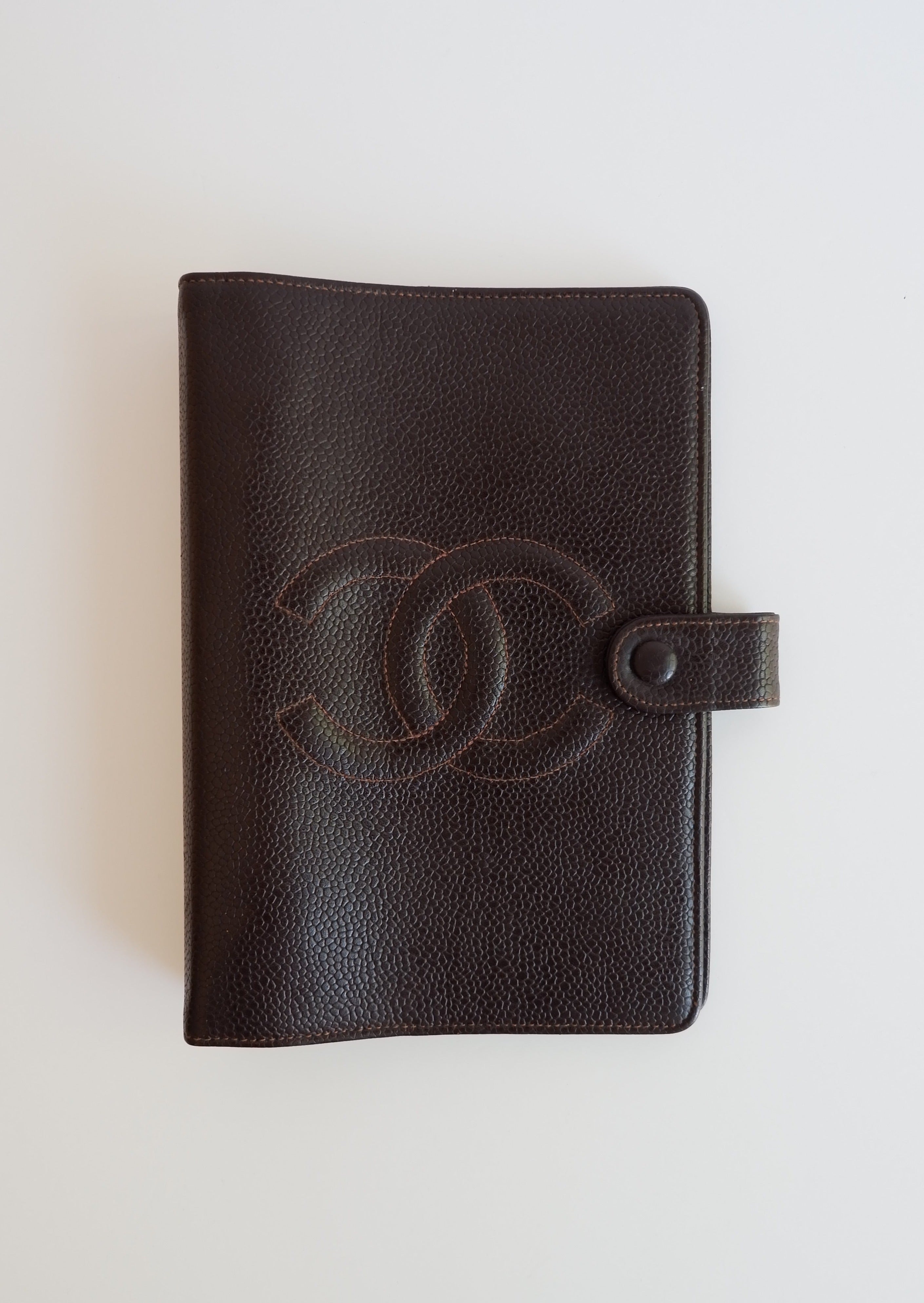 Authentique protège-agenda Chanel en cuir grainé caviar marron, d'occasion