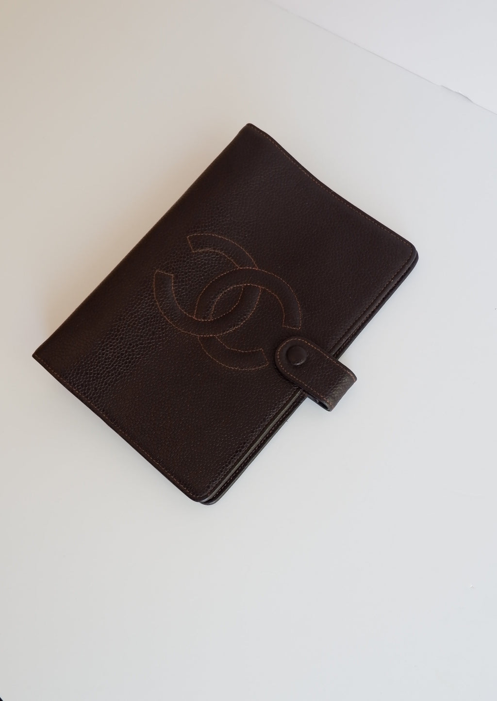 Authentique protège-agenda Chanel en cuir grainé caviar marron, d'occasion