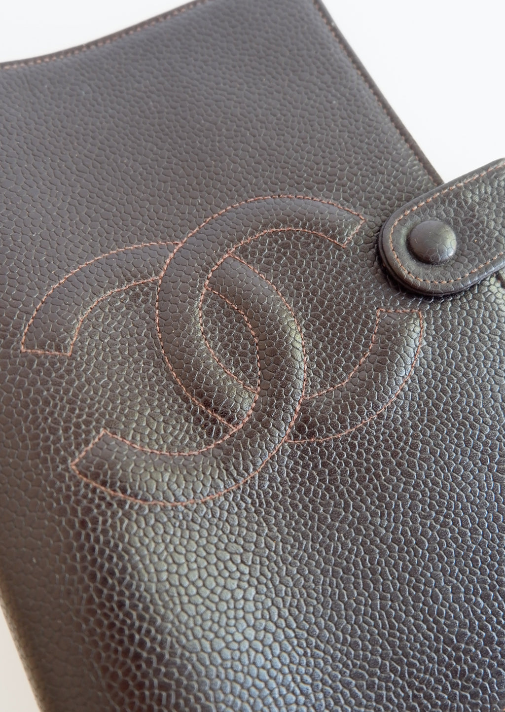Authentique protège-agenda Chanel en cuir grainé caviar marron, d'occasion