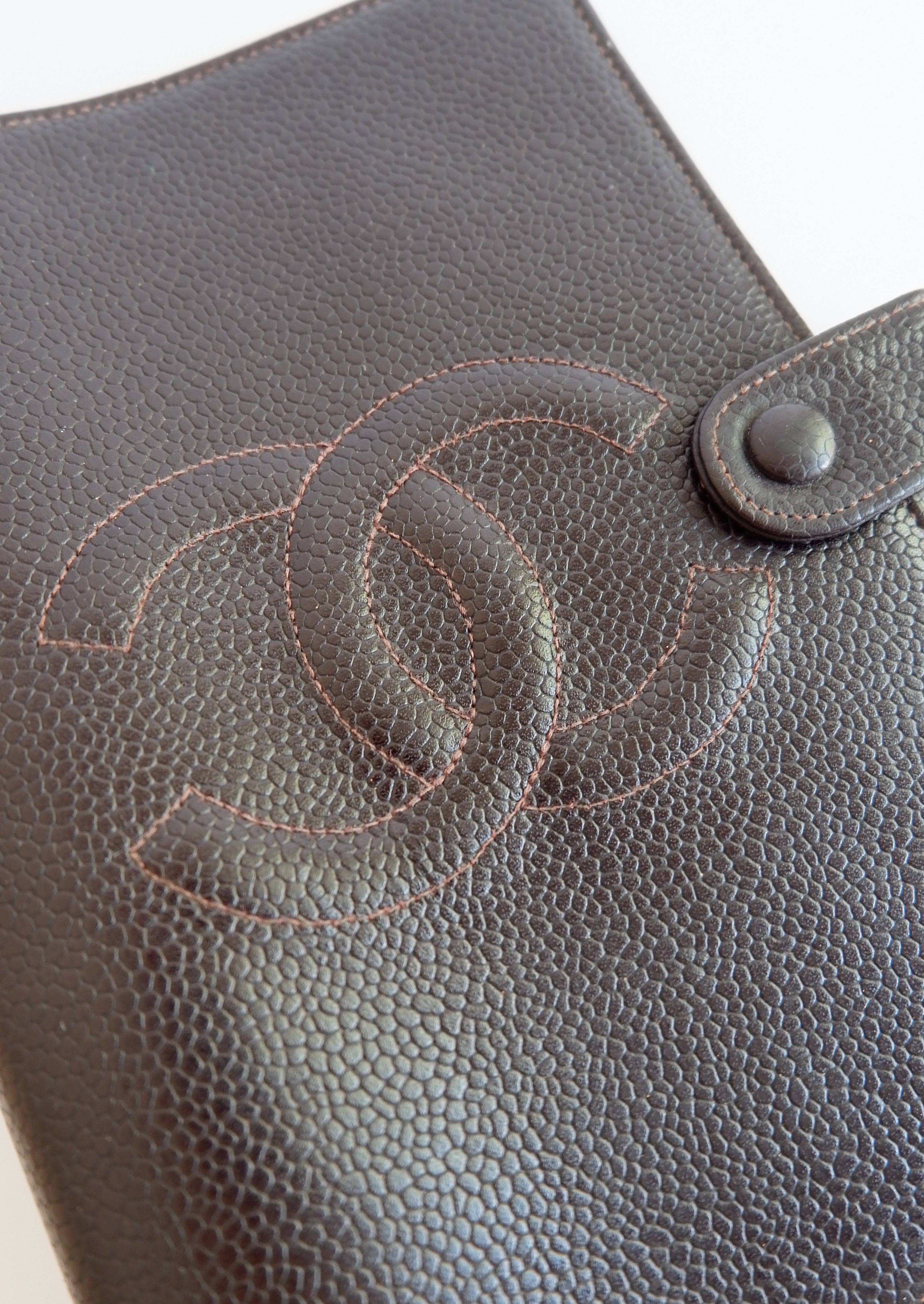 Authentique protège-agenda Chanel en cuir grainé caviar marron, d'occasion