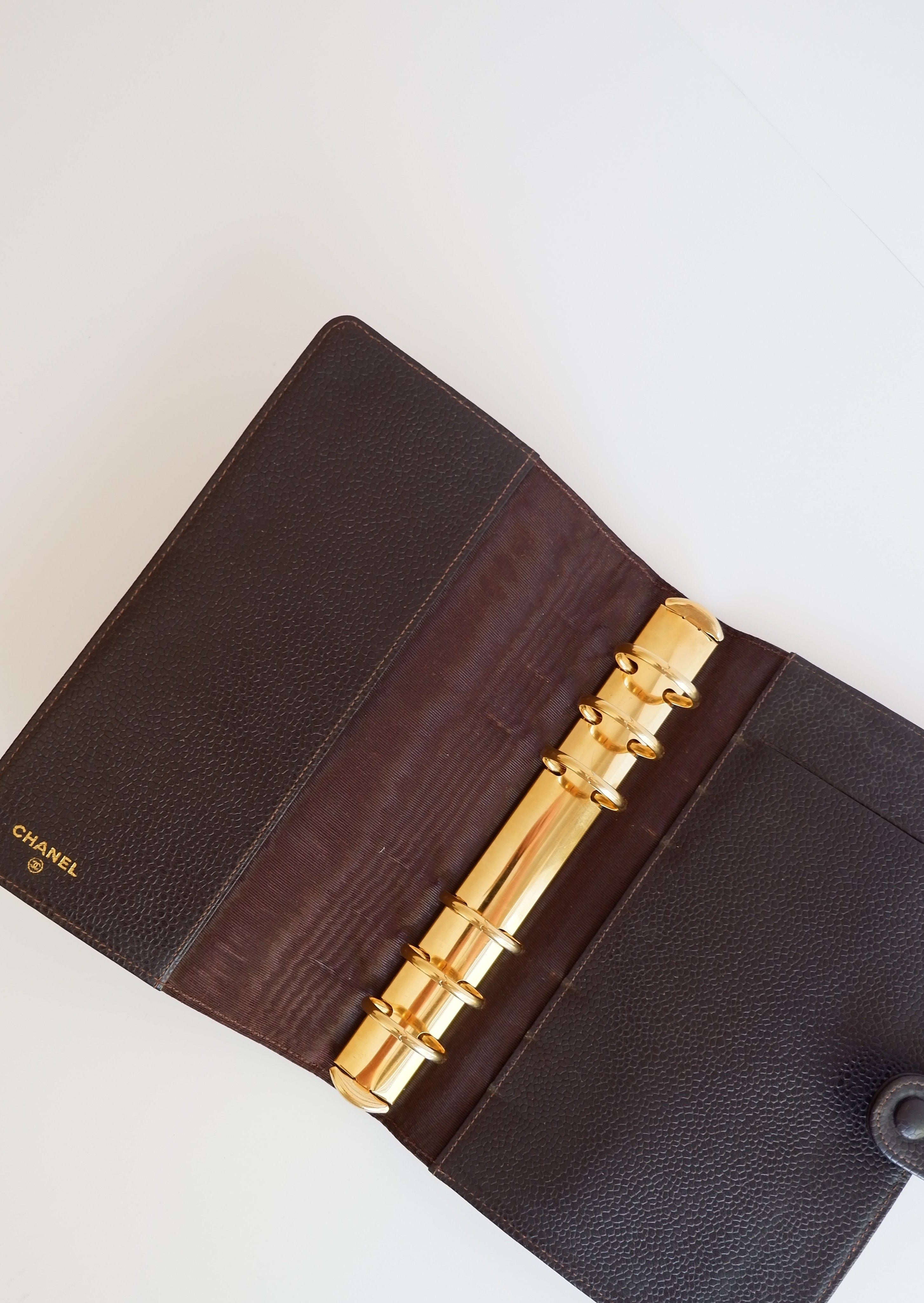 Authentique protège-agenda Chanel en cuir grainé caviar marron, d'occasion