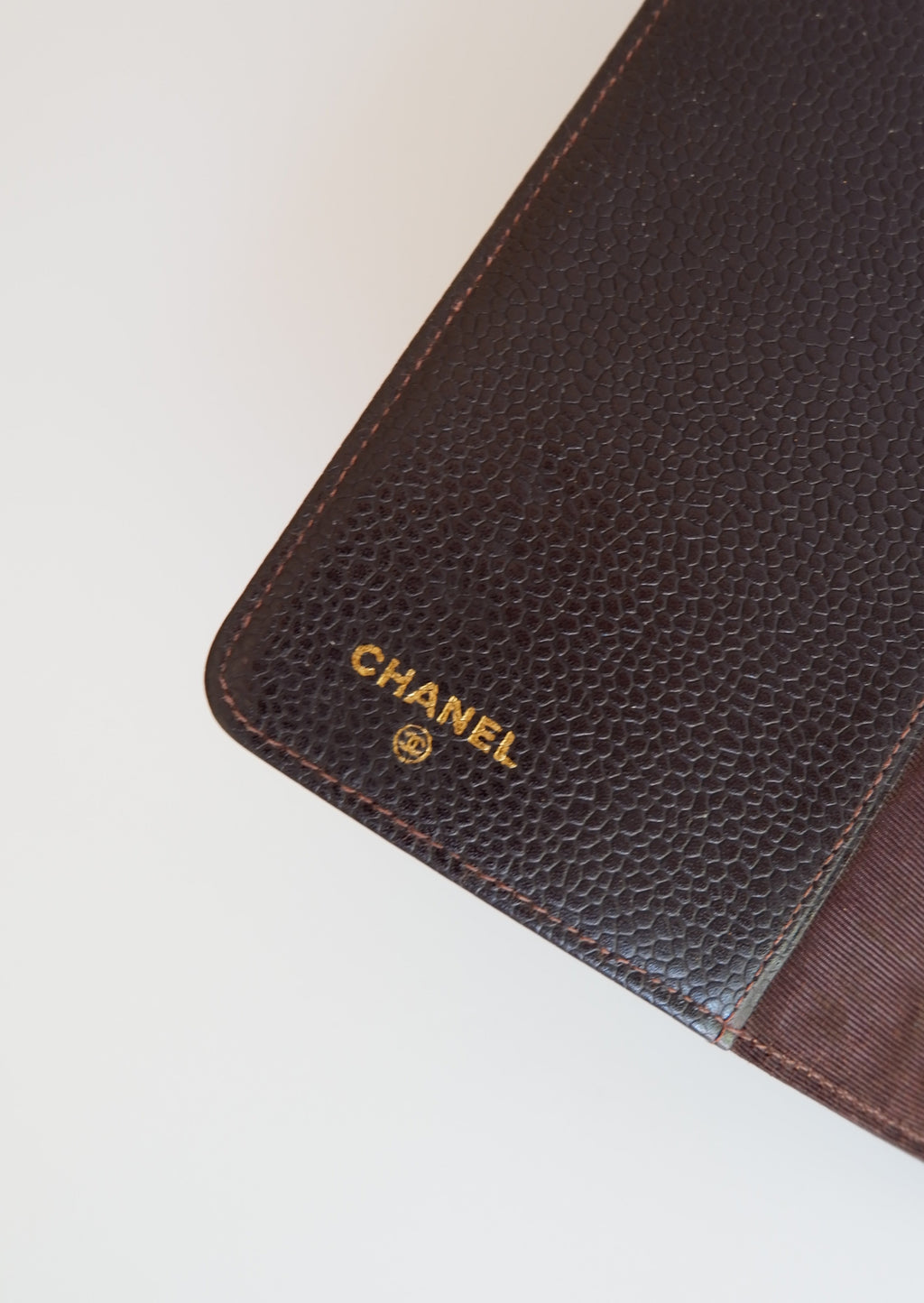 Authentique protège-agenda Chanel en cuir grainé caviar marron, d'occasion