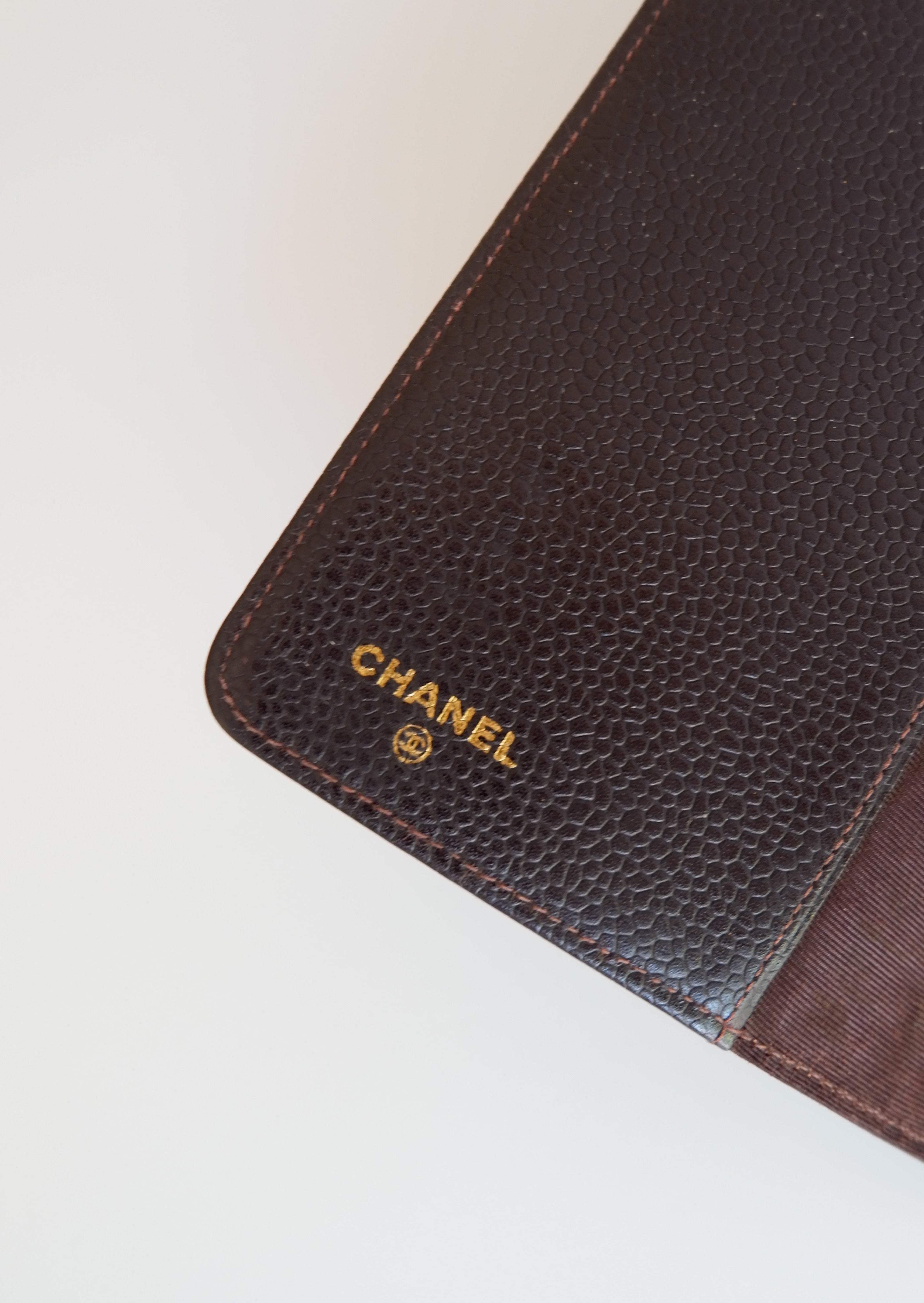 Authentique protège-agenda Chanel en cuir grainé caviar marron, d'occasion