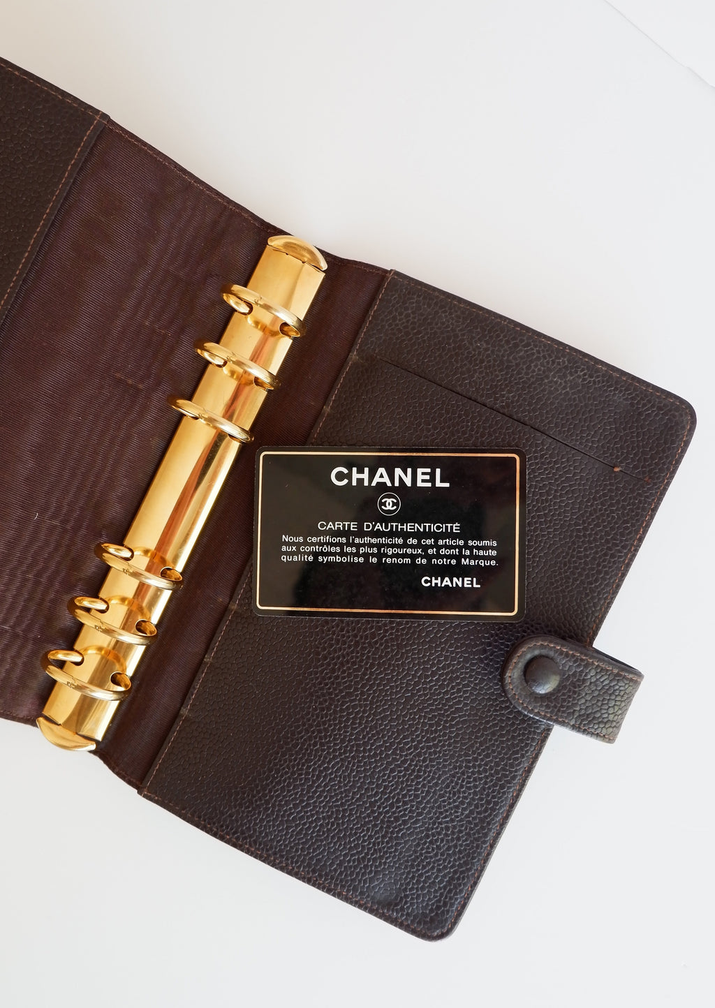 Authentique protège-agenda Chanel en cuir grainé caviar marron, d'occasion