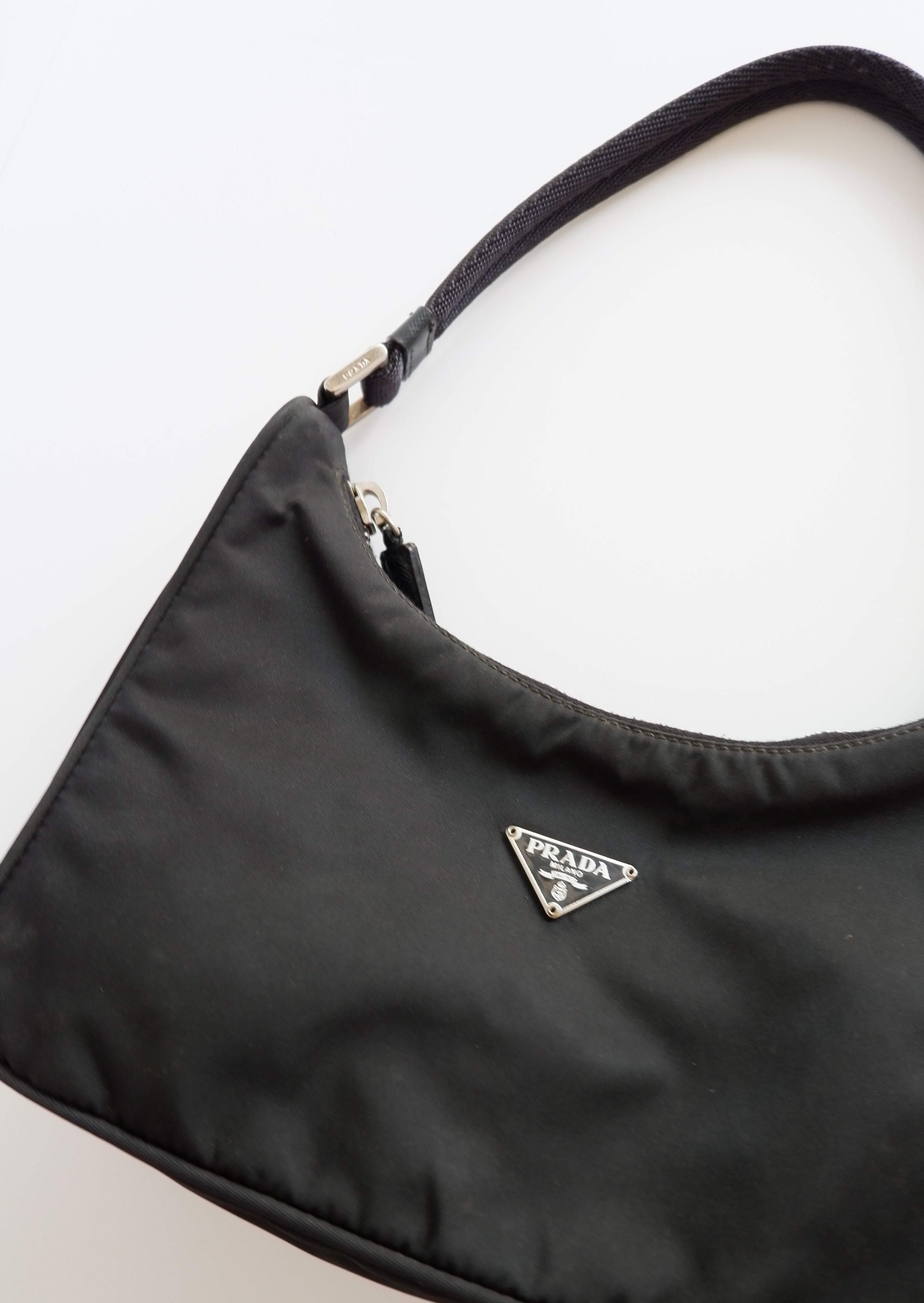 Sac porté épaule Prada authentique en nylon noir d'occasion