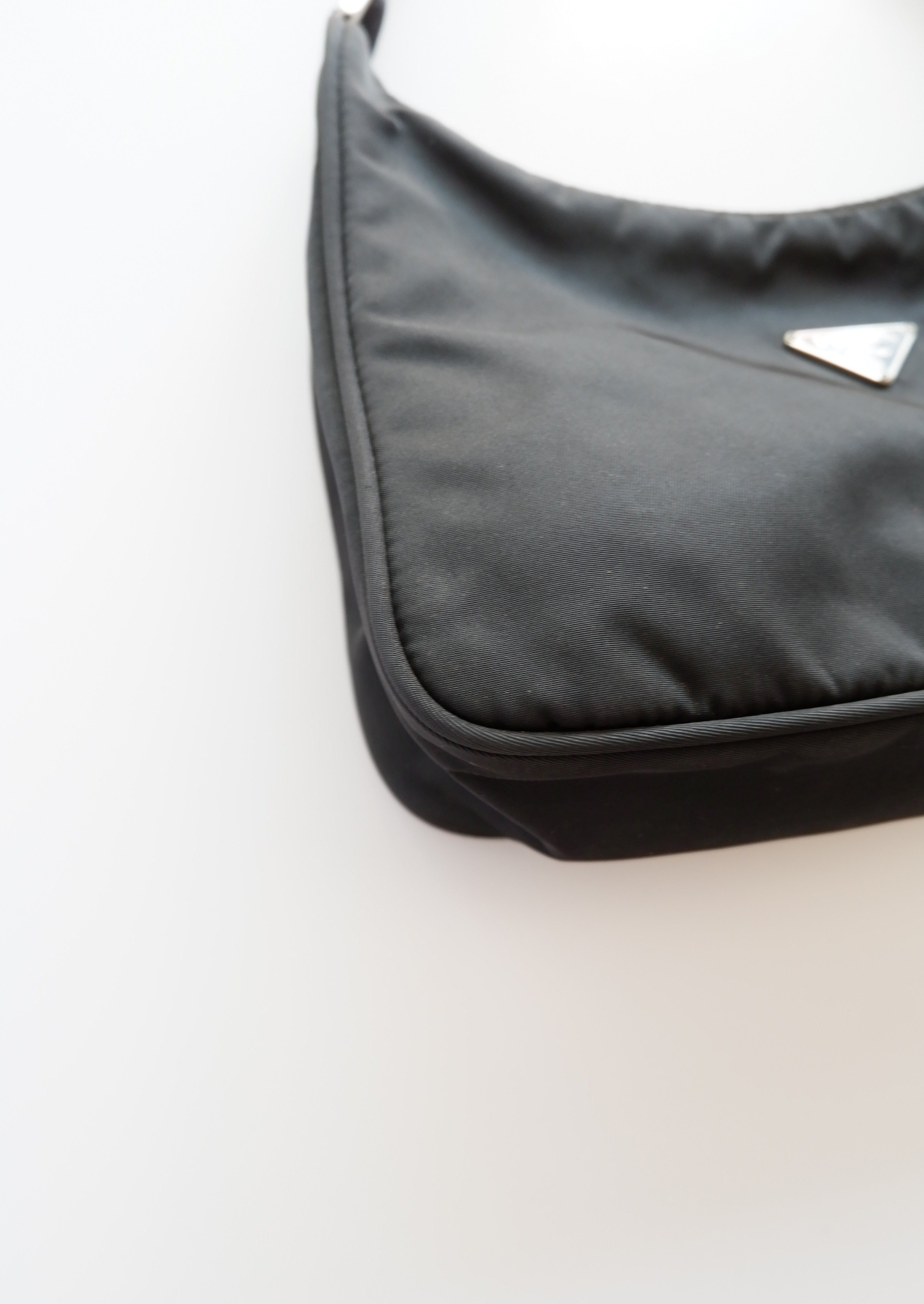 Sac porté épaule Prada authentique en nylon noir d'occasion