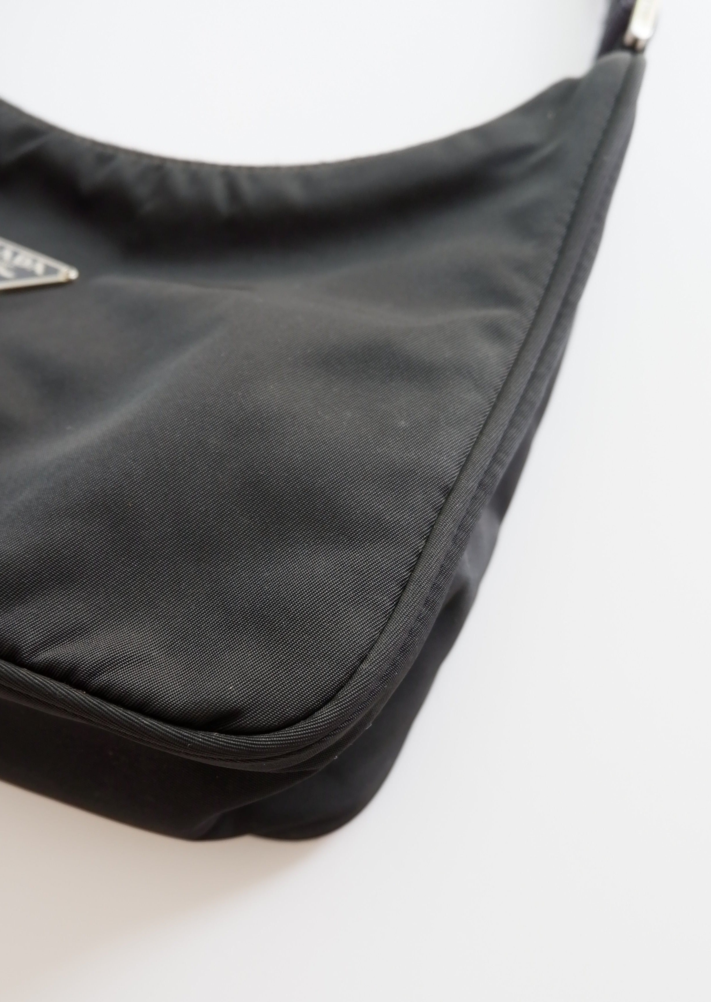 Sac porté épaule Prada authentique en nylon noir d'occasion