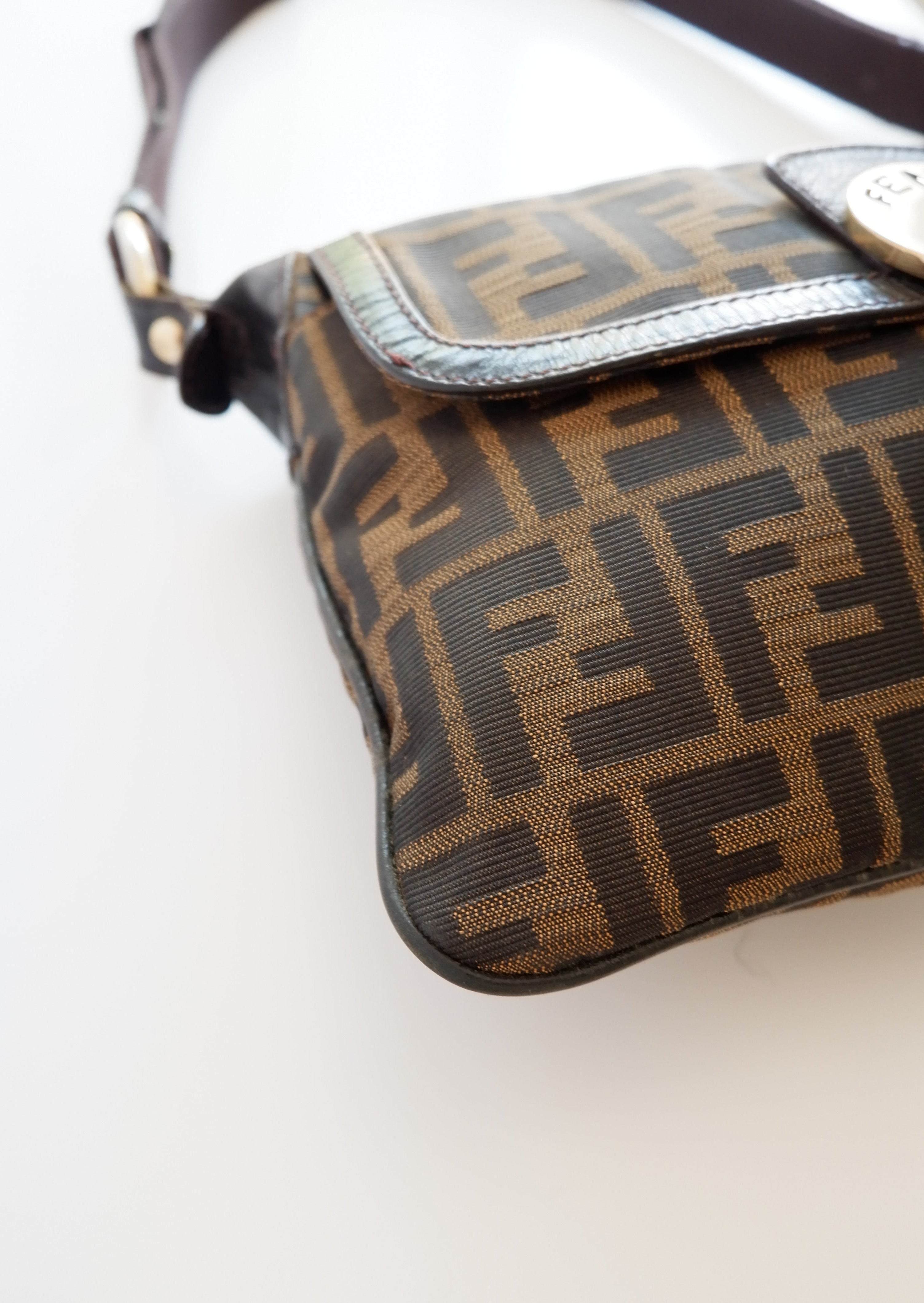 Authentique sac bandoulière Fendi marron imprimé Zucca Chef d'occasion