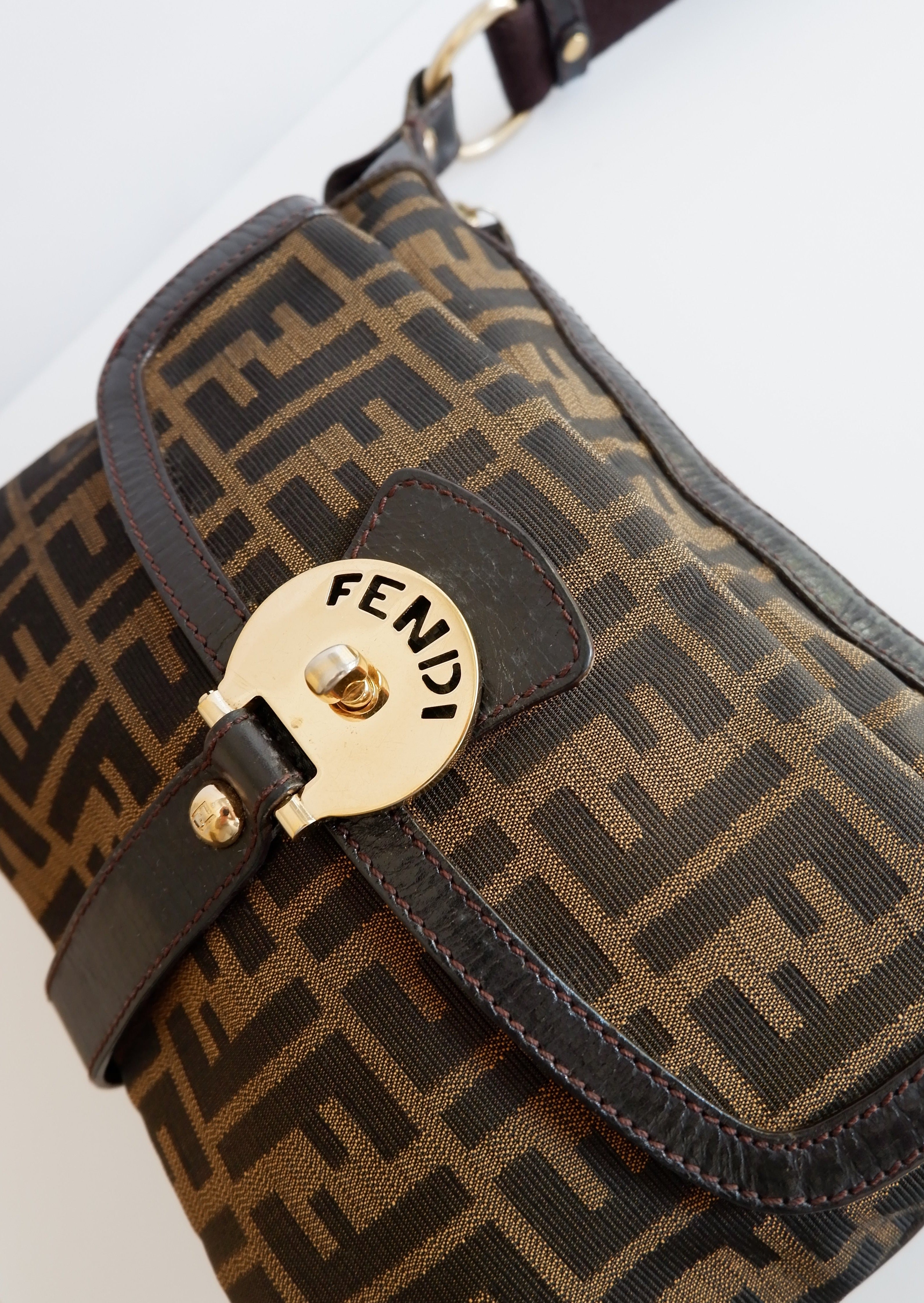 Authentique sac bandoulière Fendi marron imprimé Zucca Chef d'occasion