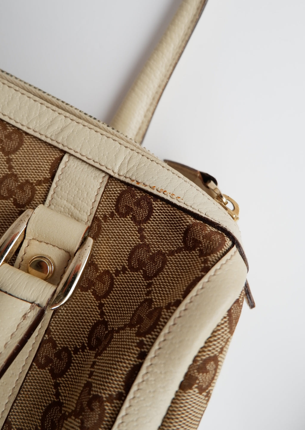 Sac bandoulière Gucci d'occasion authentique en toile GG blanche
