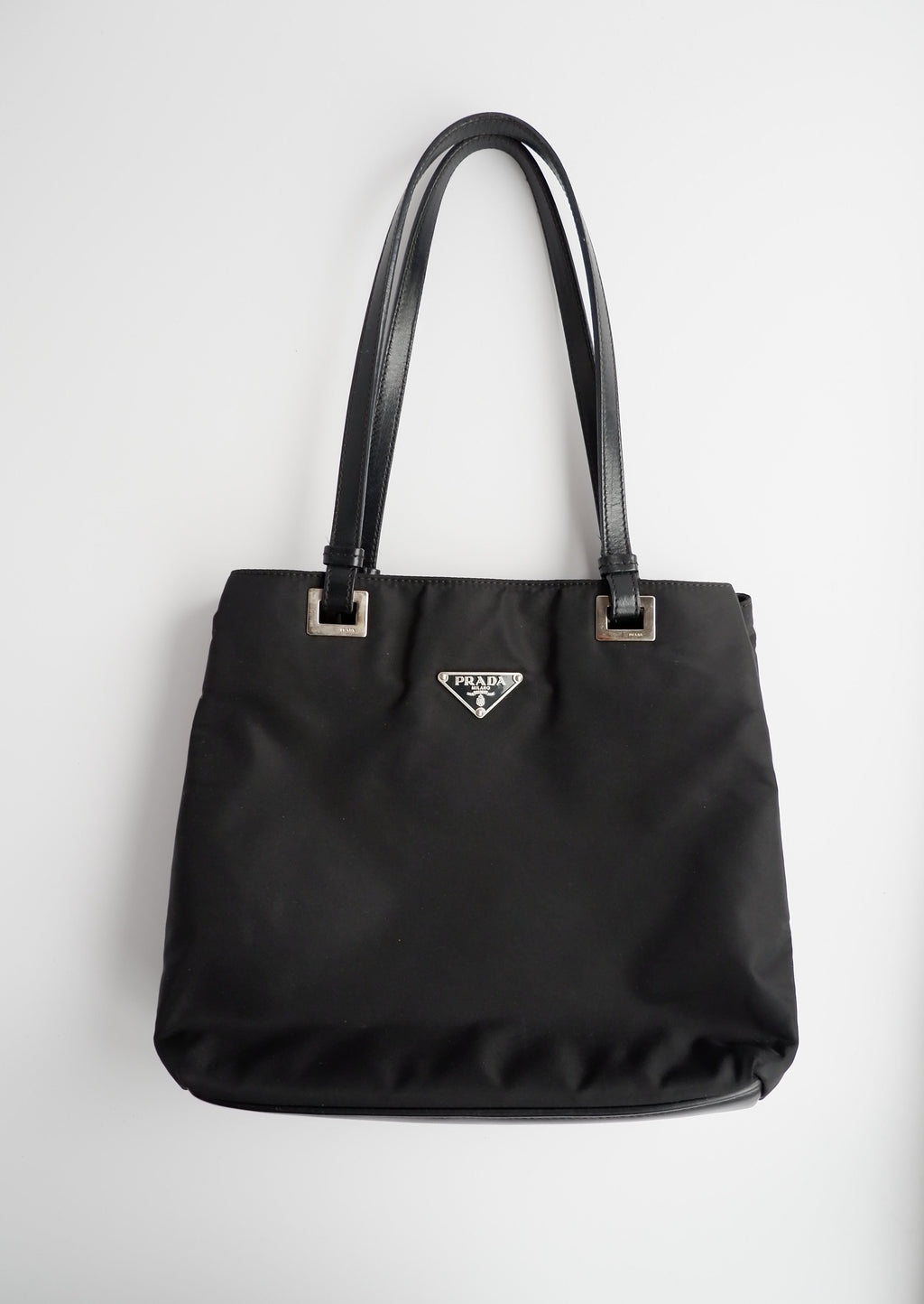 Sac cabas Prada authentique en nylon noir d'occasion