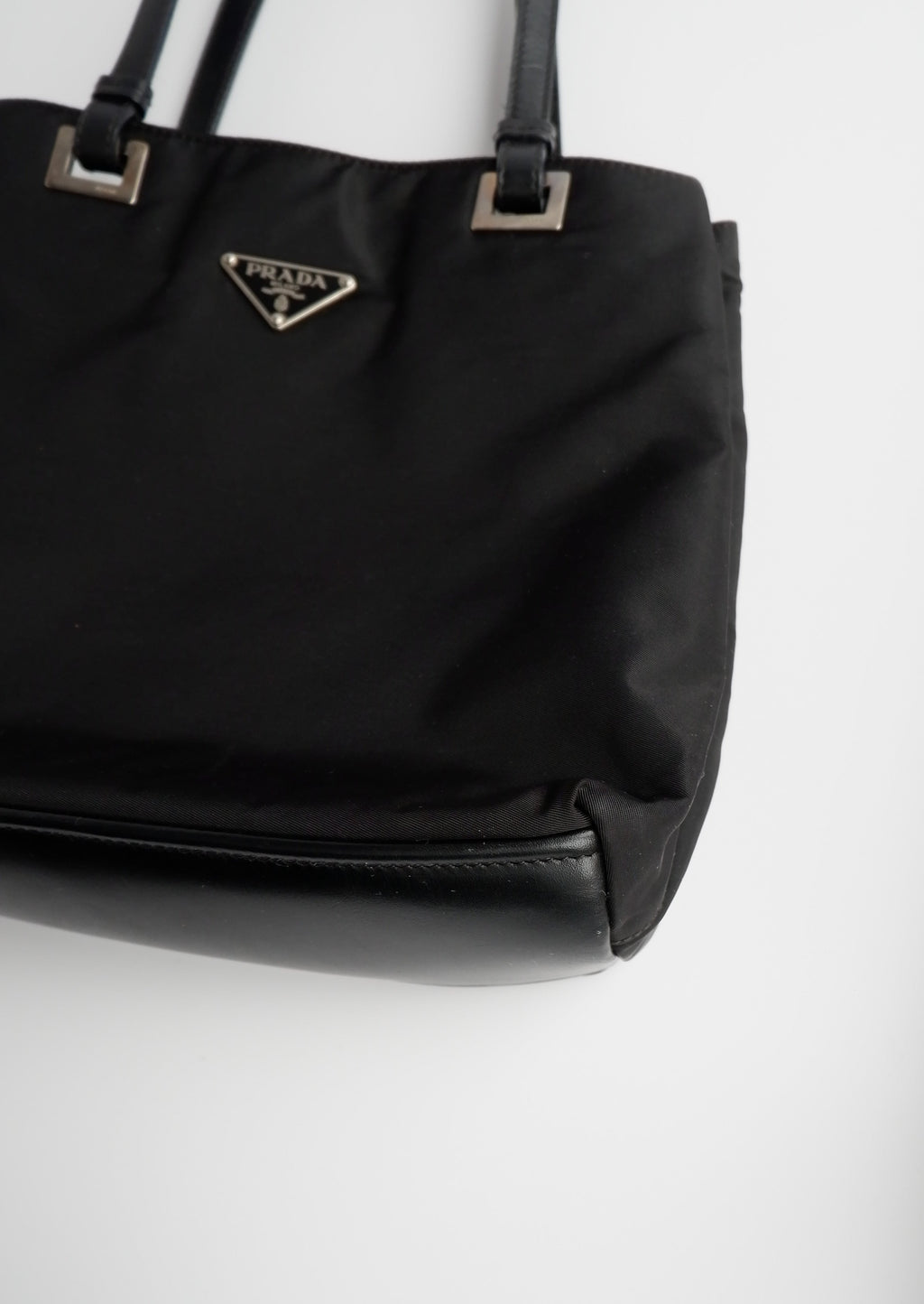 Sac cabas Prada authentique en nylon noir d'occasion