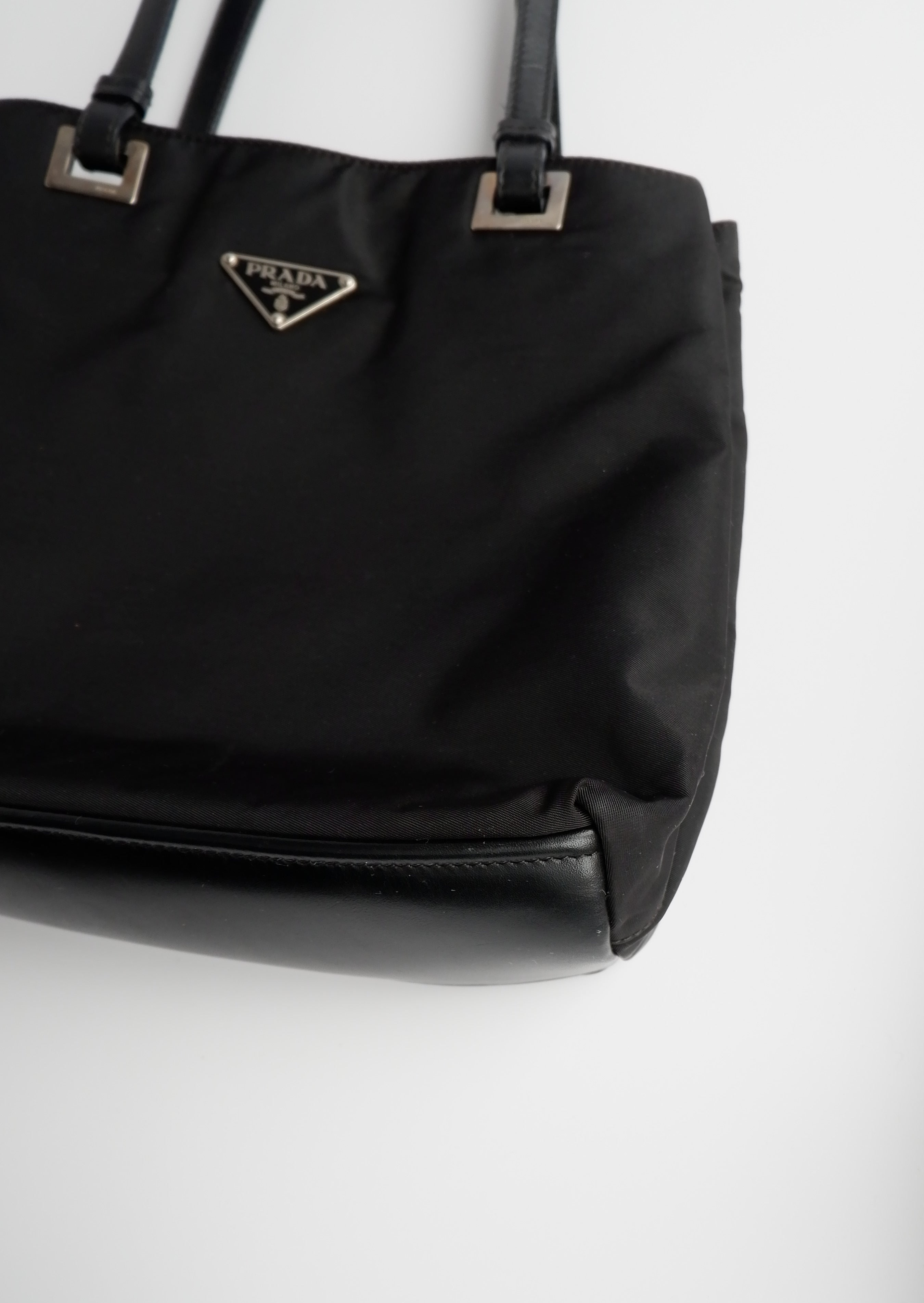 Sac cabas Prada authentique en nylon noir d'occasion