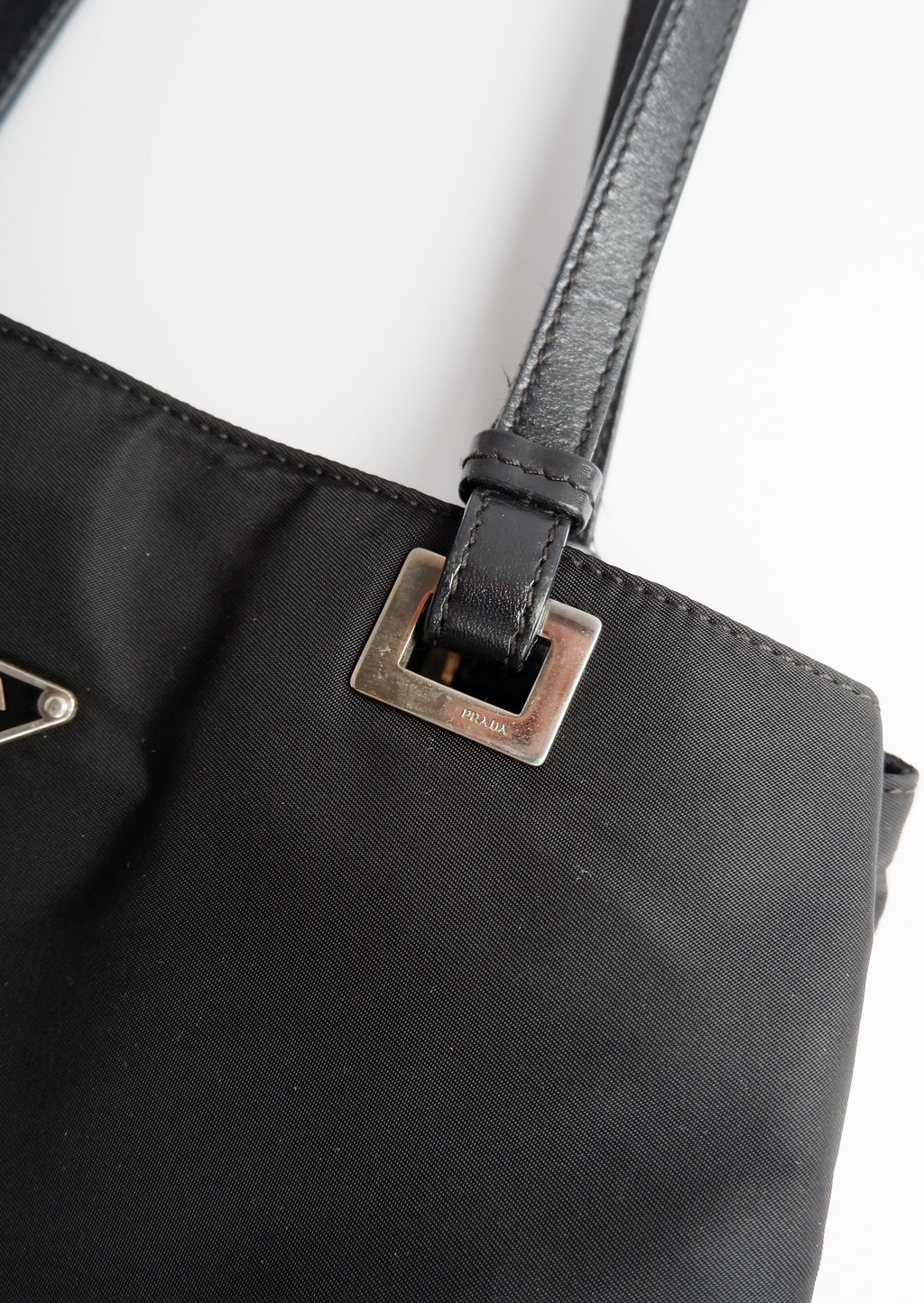 Sac cabas Prada authentique en nylon noir d'occasion