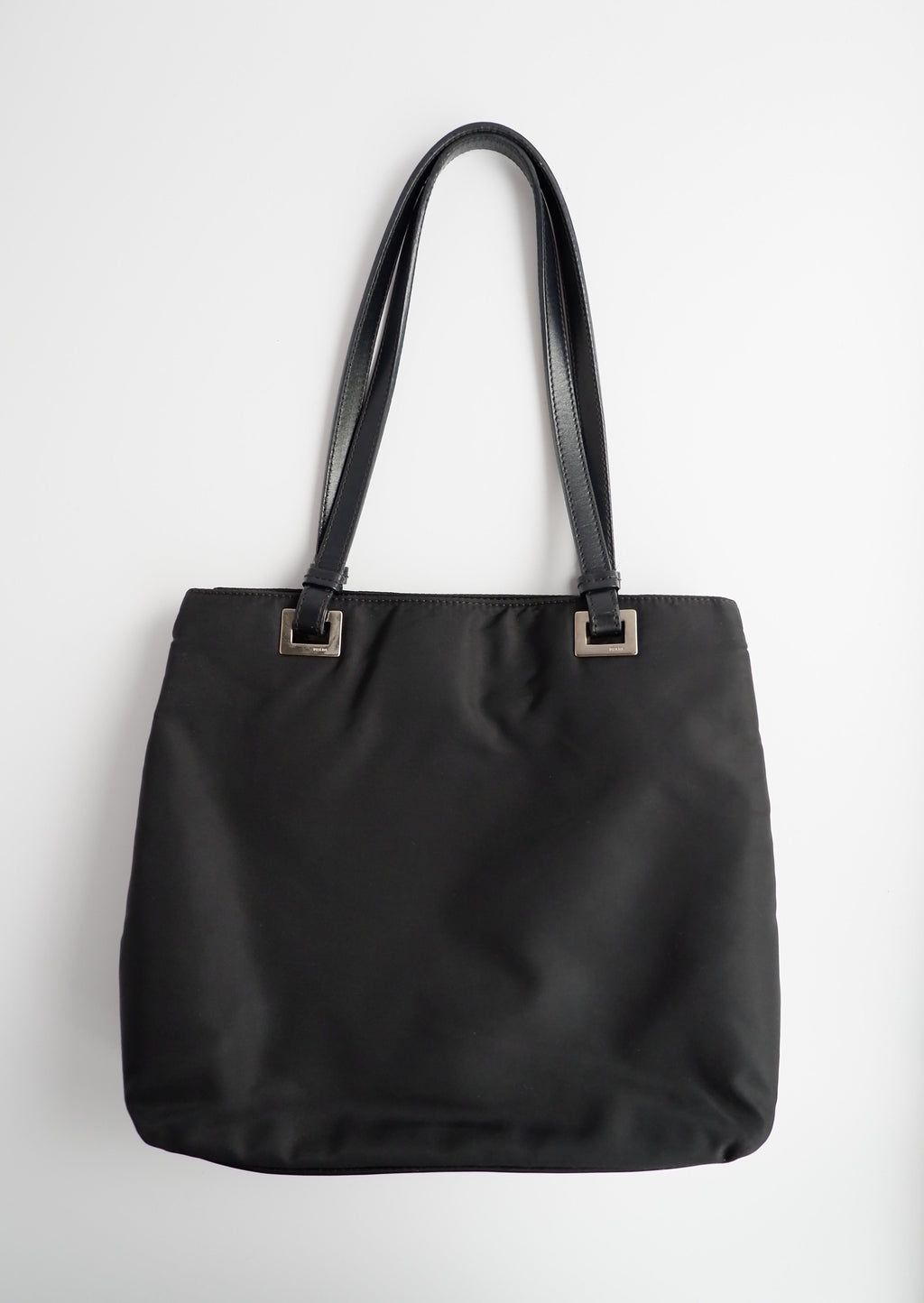 Sac cabas Prada authentique en nylon noir d'occasion