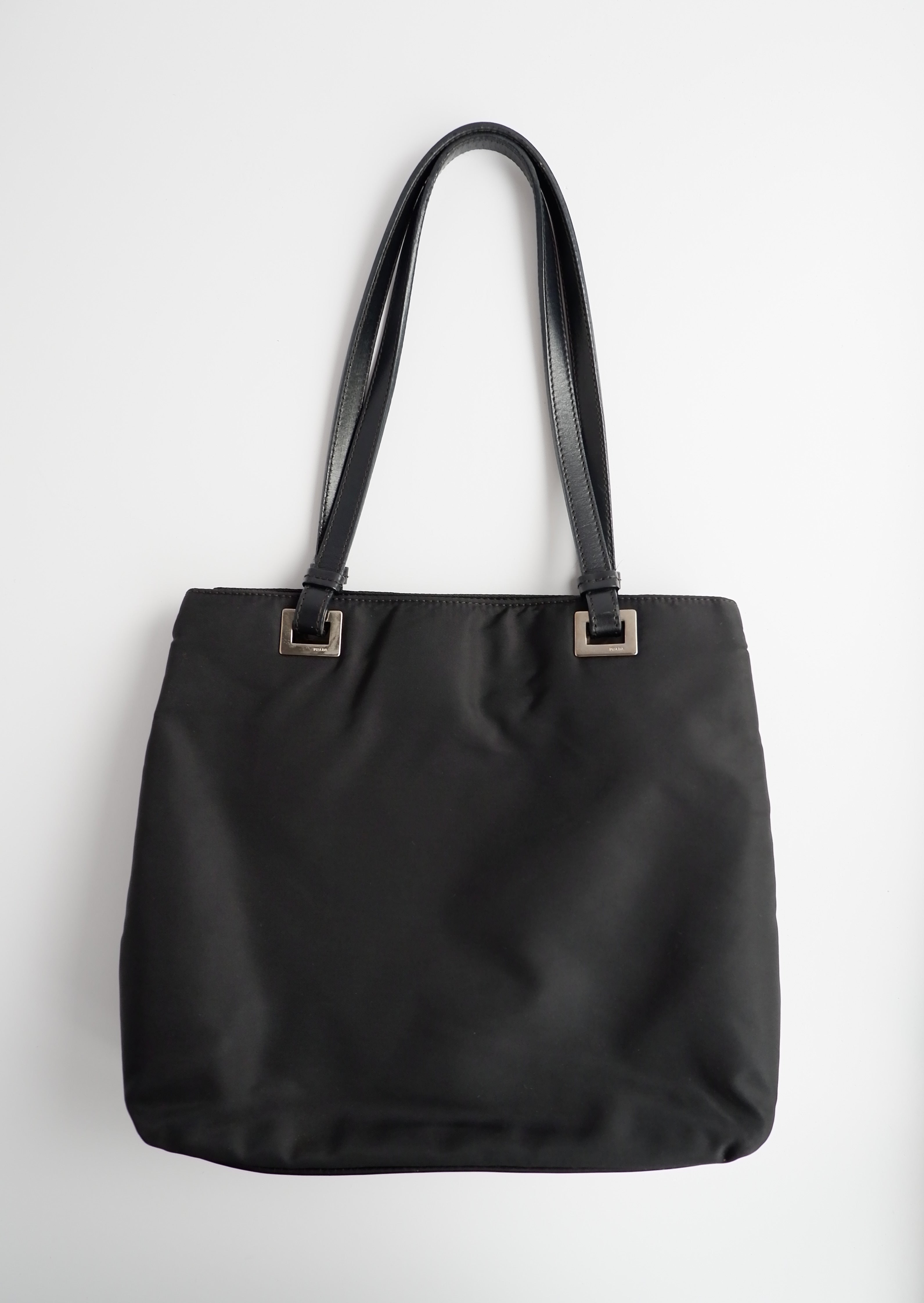 Sac cabas Prada authentique en nylon noir d'occasion