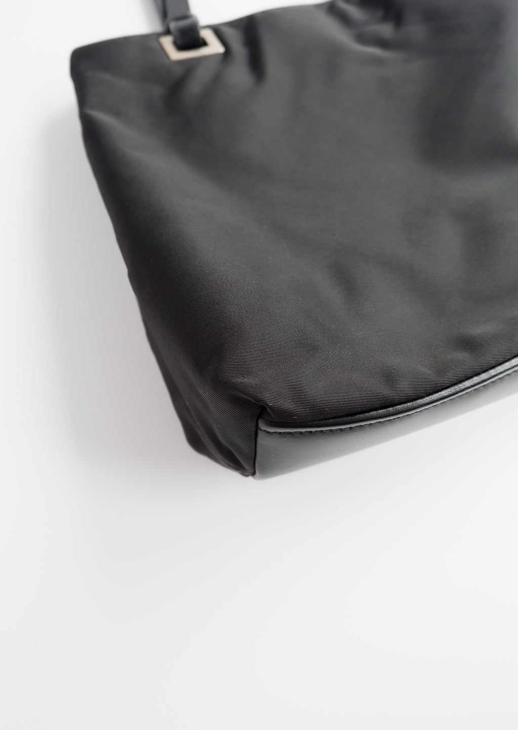 Sac cabas Prada authentique en nylon noir d'occasion