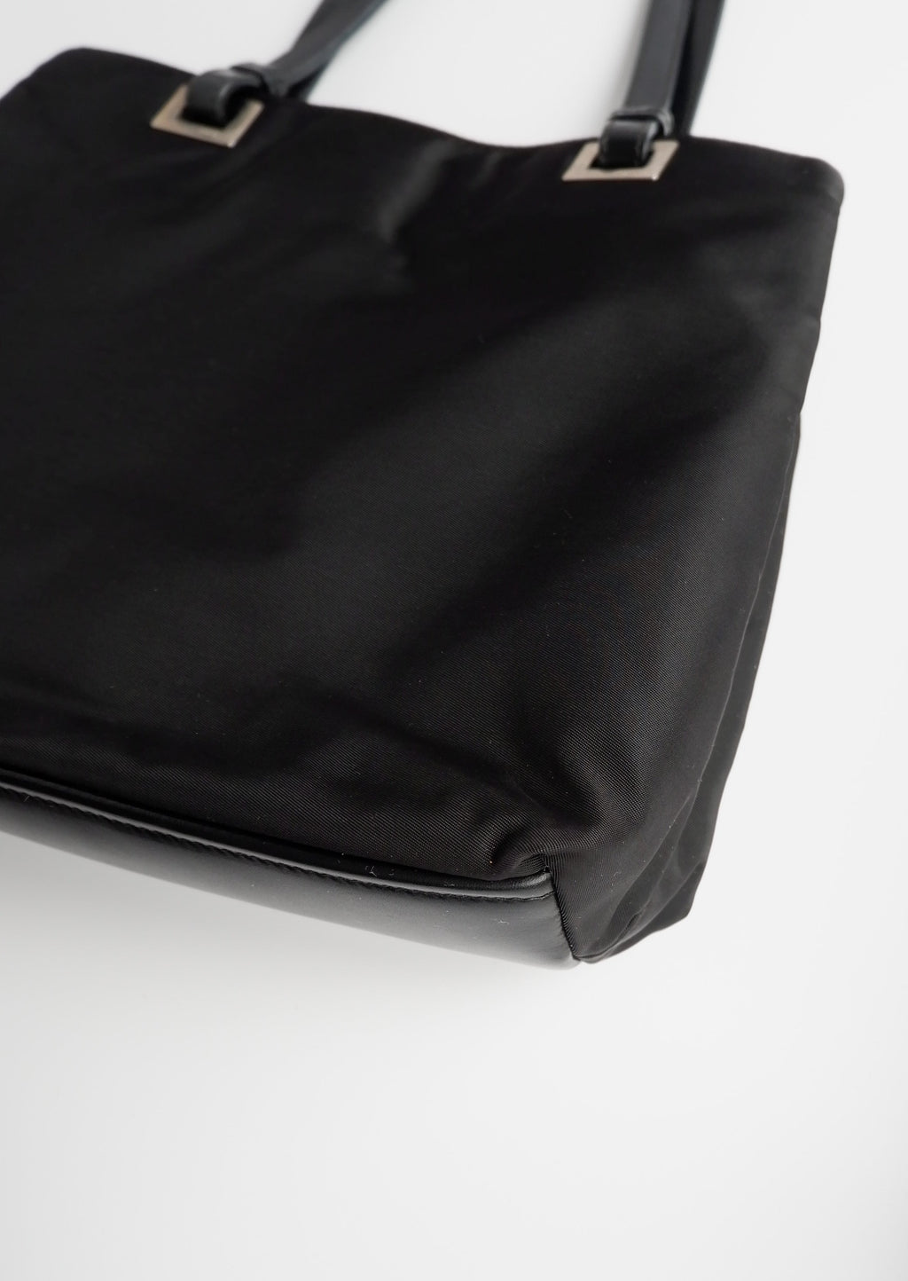 Sac cabas Prada authentique en nylon noir d'occasion