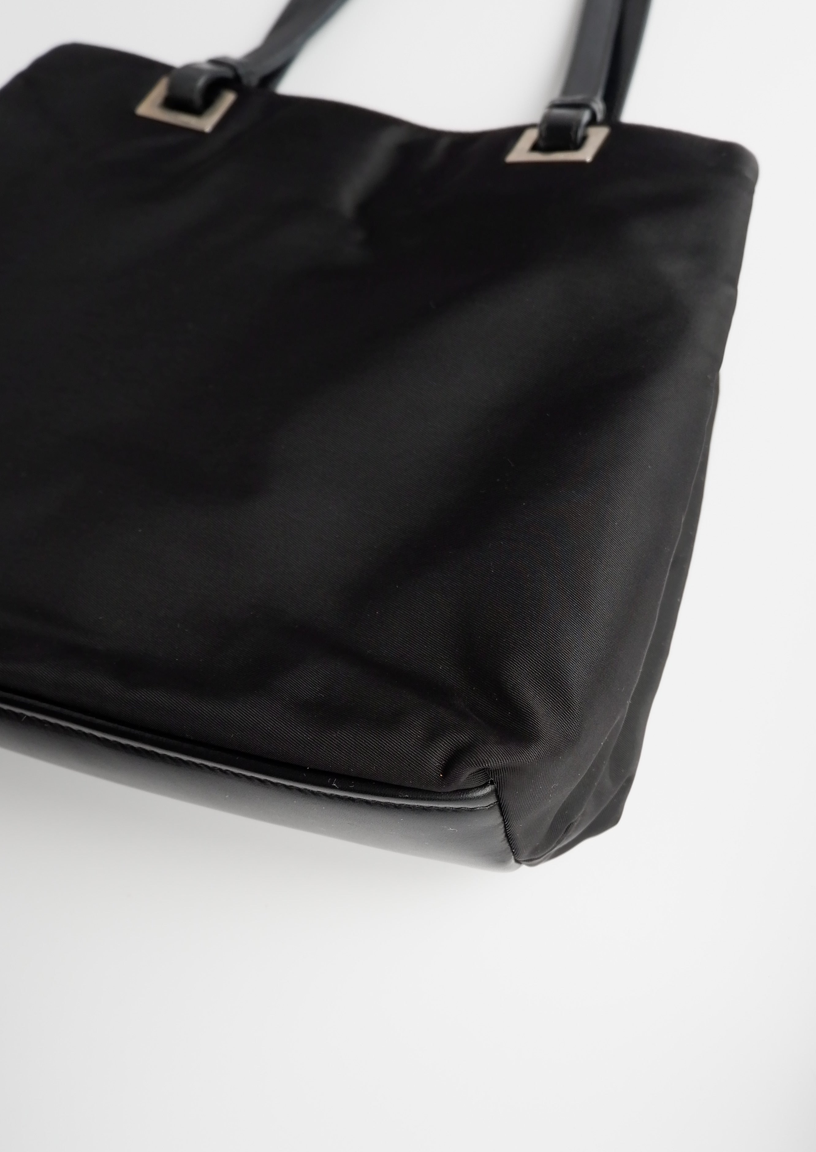 Sac cabas Prada authentique en nylon noir d'occasion