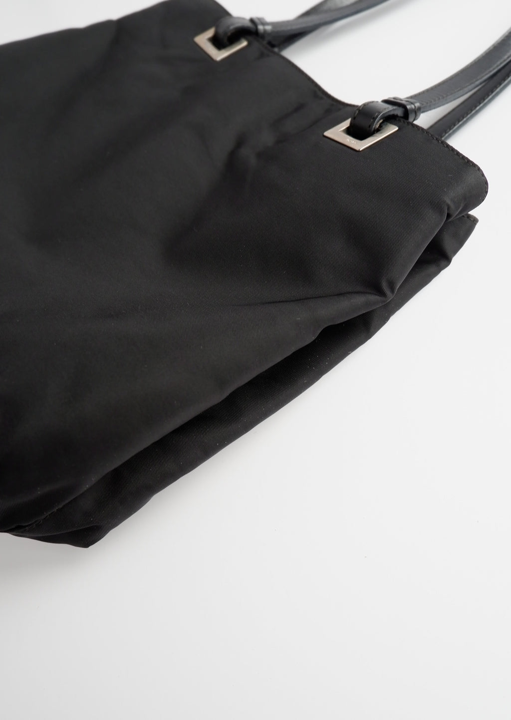 Sac cabas Prada authentique en nylon noir d'occasion