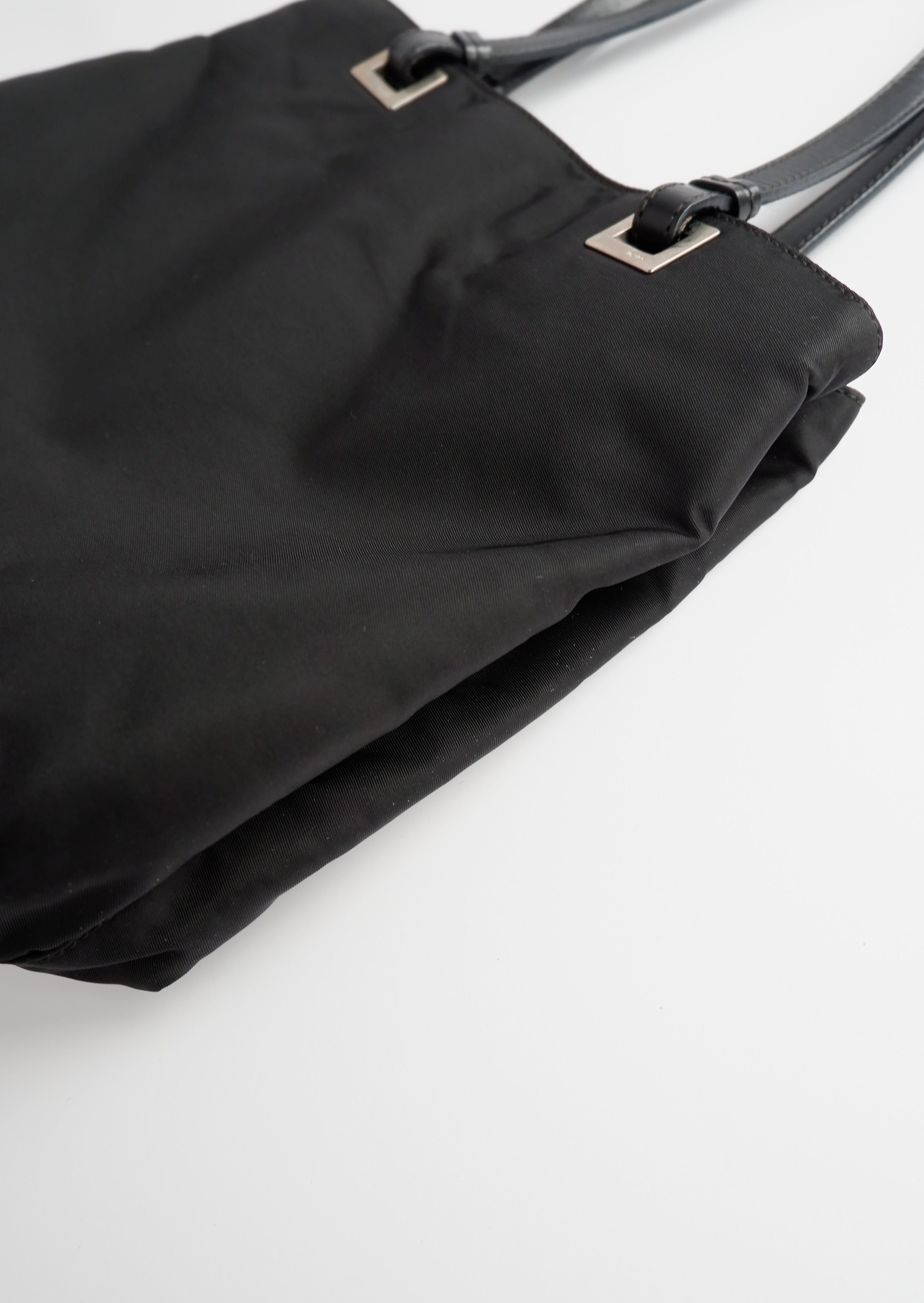 Sac cabas Prada authentique en nylon noir d'occasion
