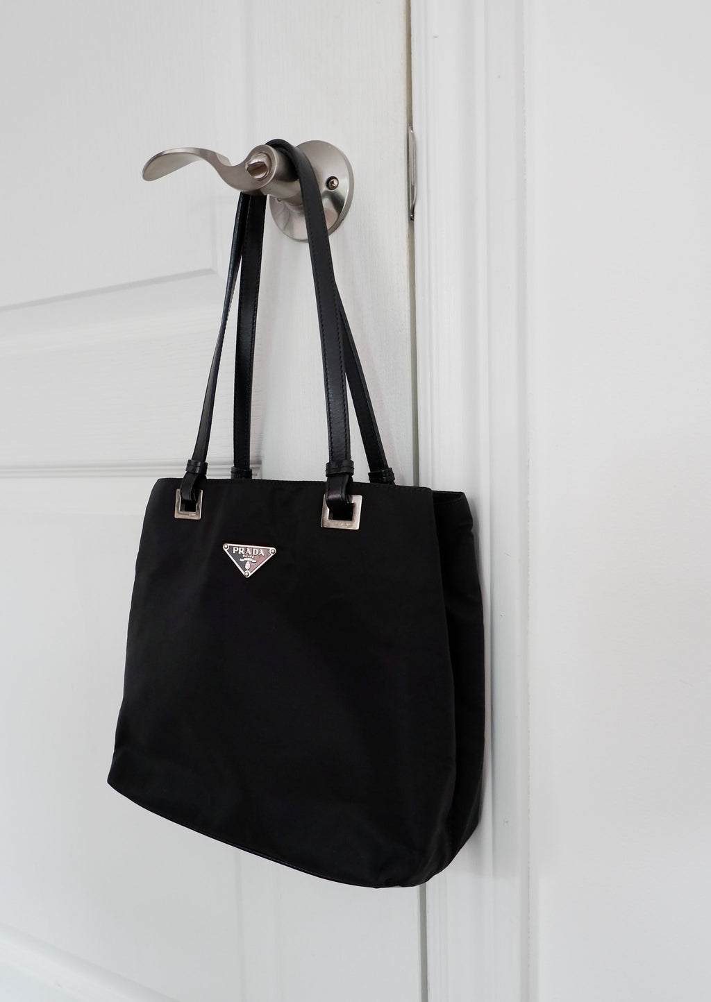 Sac cabas Prada authentique en nylon noir d'occasion