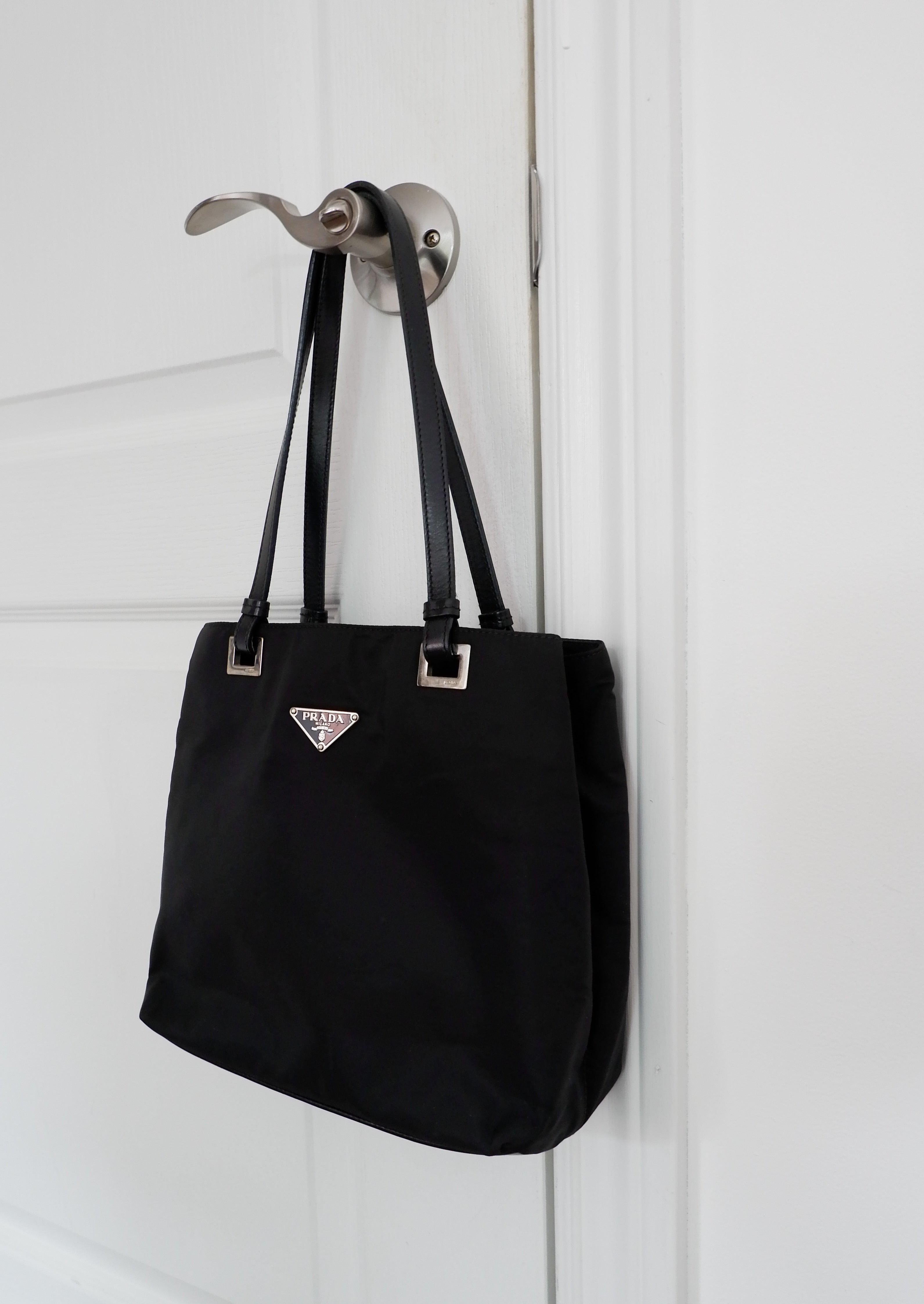 Sac cabas Prada authentique en nylon noir d'occasion