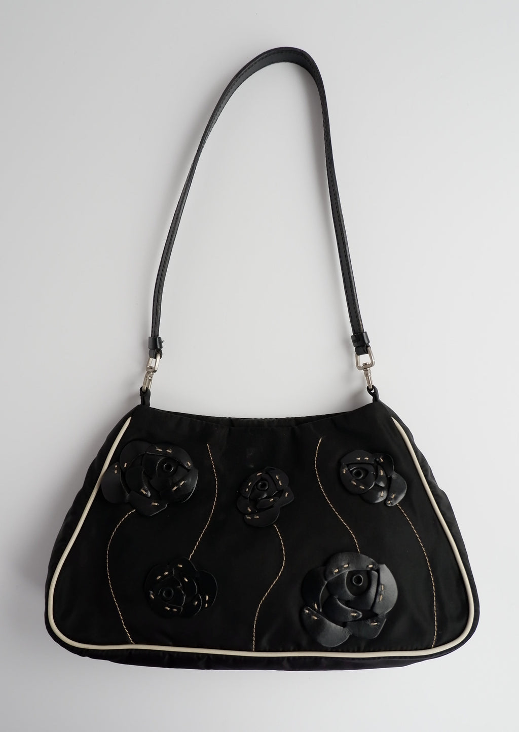 Authentique Sac bandoulière Prada noir et blanc en nylon avec détails roses d'occasion