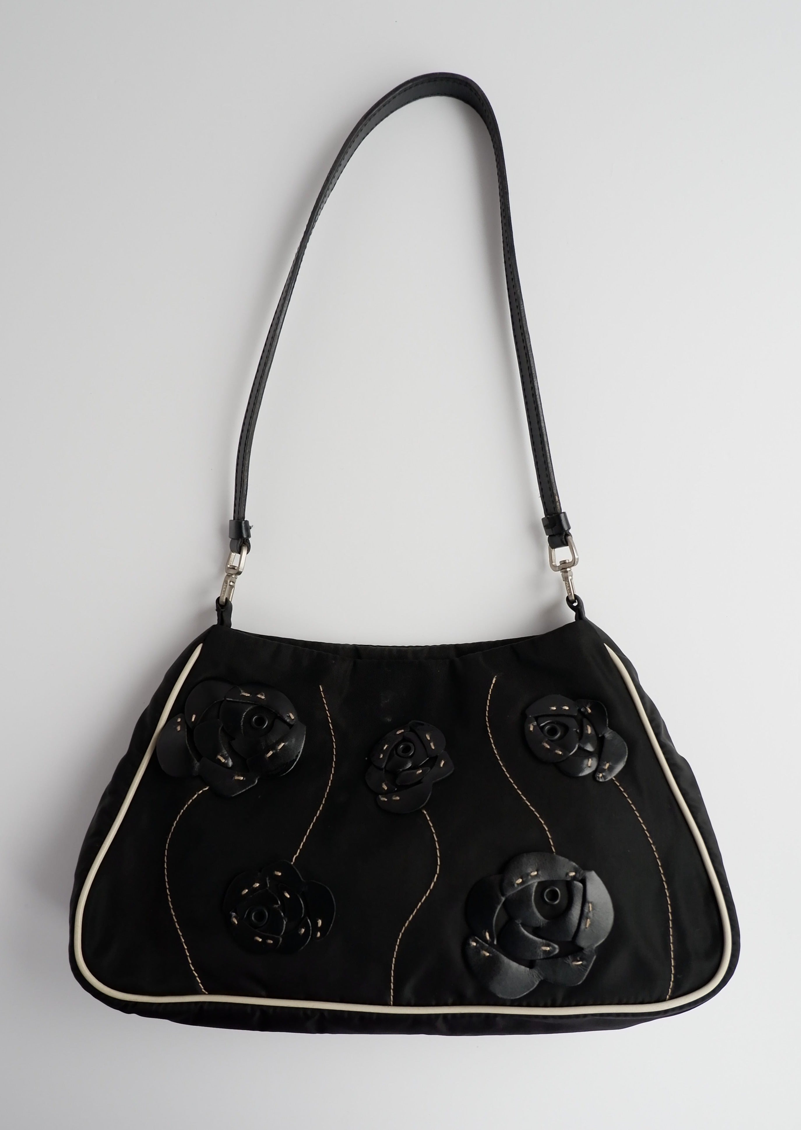 Authentique Sac bandoulière Prada noir et blanc en nylon avec détails roses d'occasion