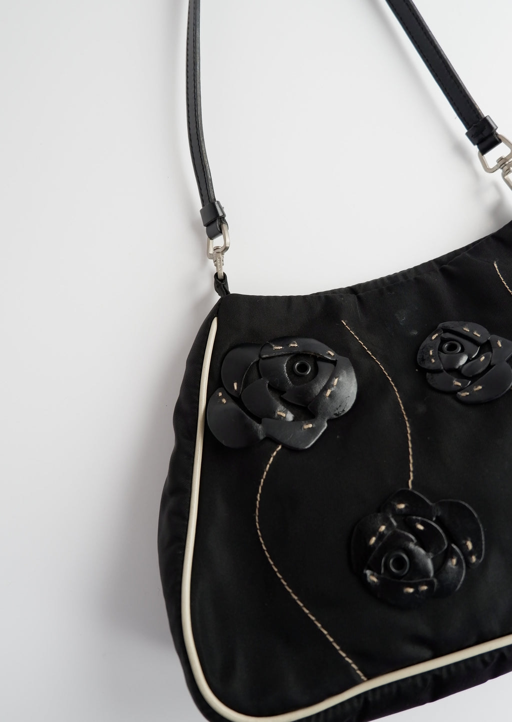 Authentique Sac bandoulière Prada noir et blanc en nylon avec détails roses d'occasion
