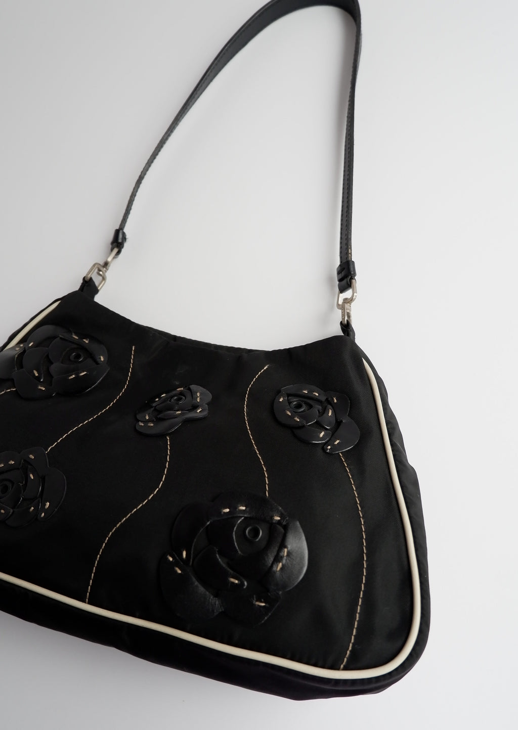 Authentique Sac bandoulière Prada noir et blanc en nylon avec détails roses d'occasion