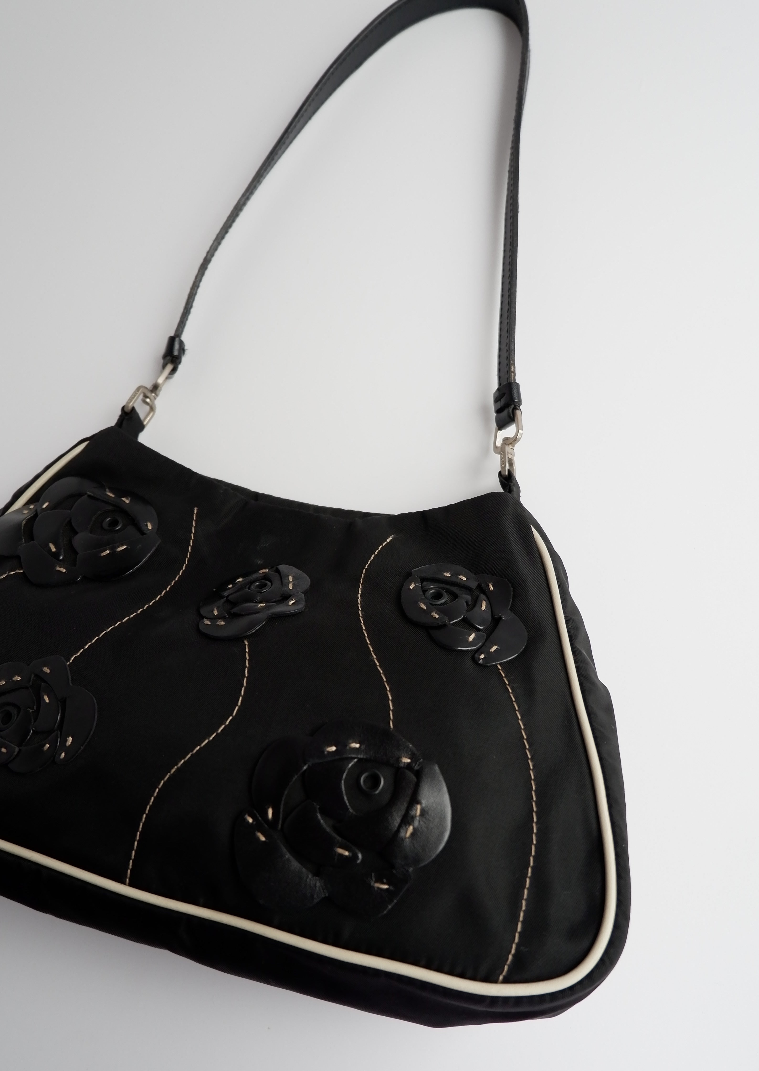 Authentique Sac bandoulière Prada noir et blanc en nylon avec détails roses d'occasion