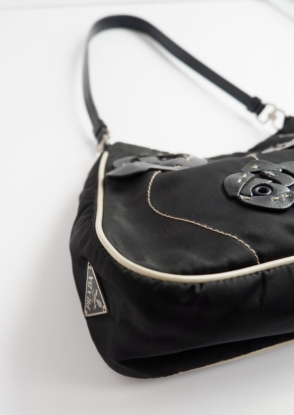 Authentique Sac bandoulière Prada noir et blanc en nylon avec détails roses d'occasion