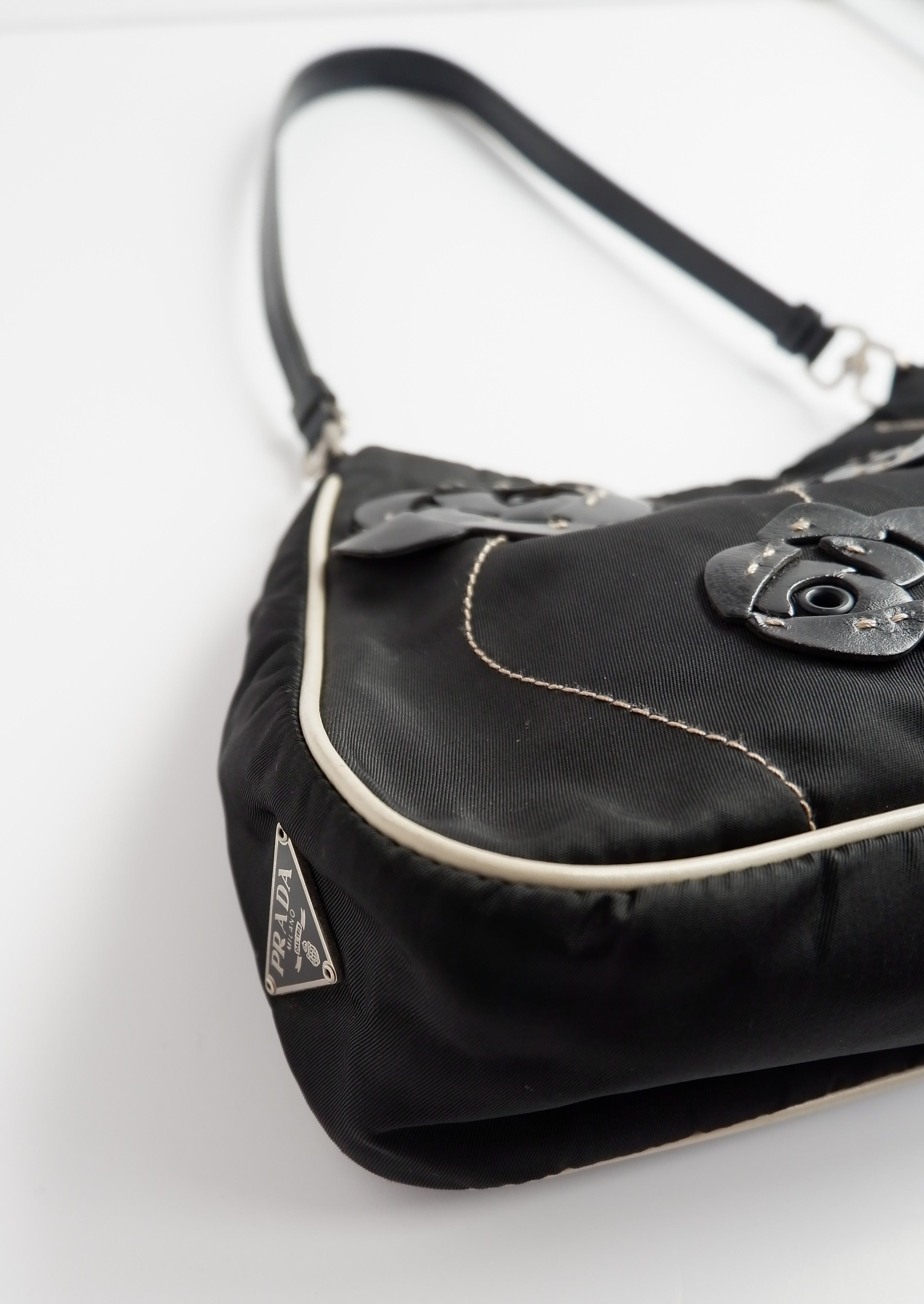 Authentique Sac bandoulière Prada noir et blanc en nylon avec détails roses d'occasion