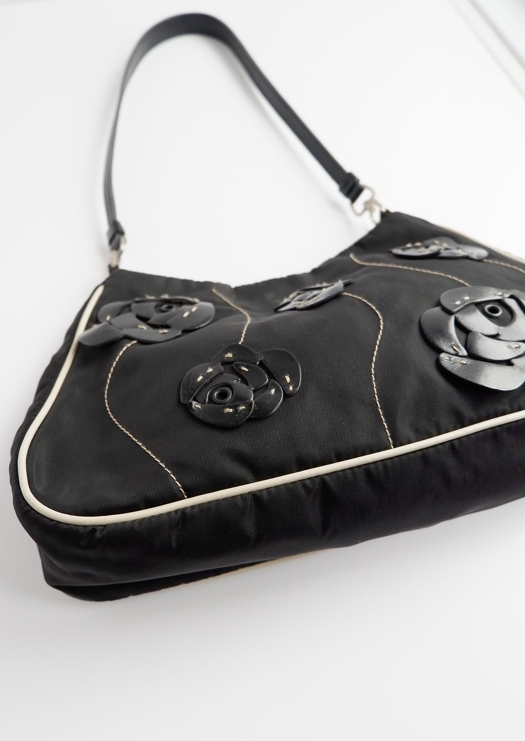 Authentique Sac bandoulière Prada noir et blanc en nylon avec détails roses d'occasion