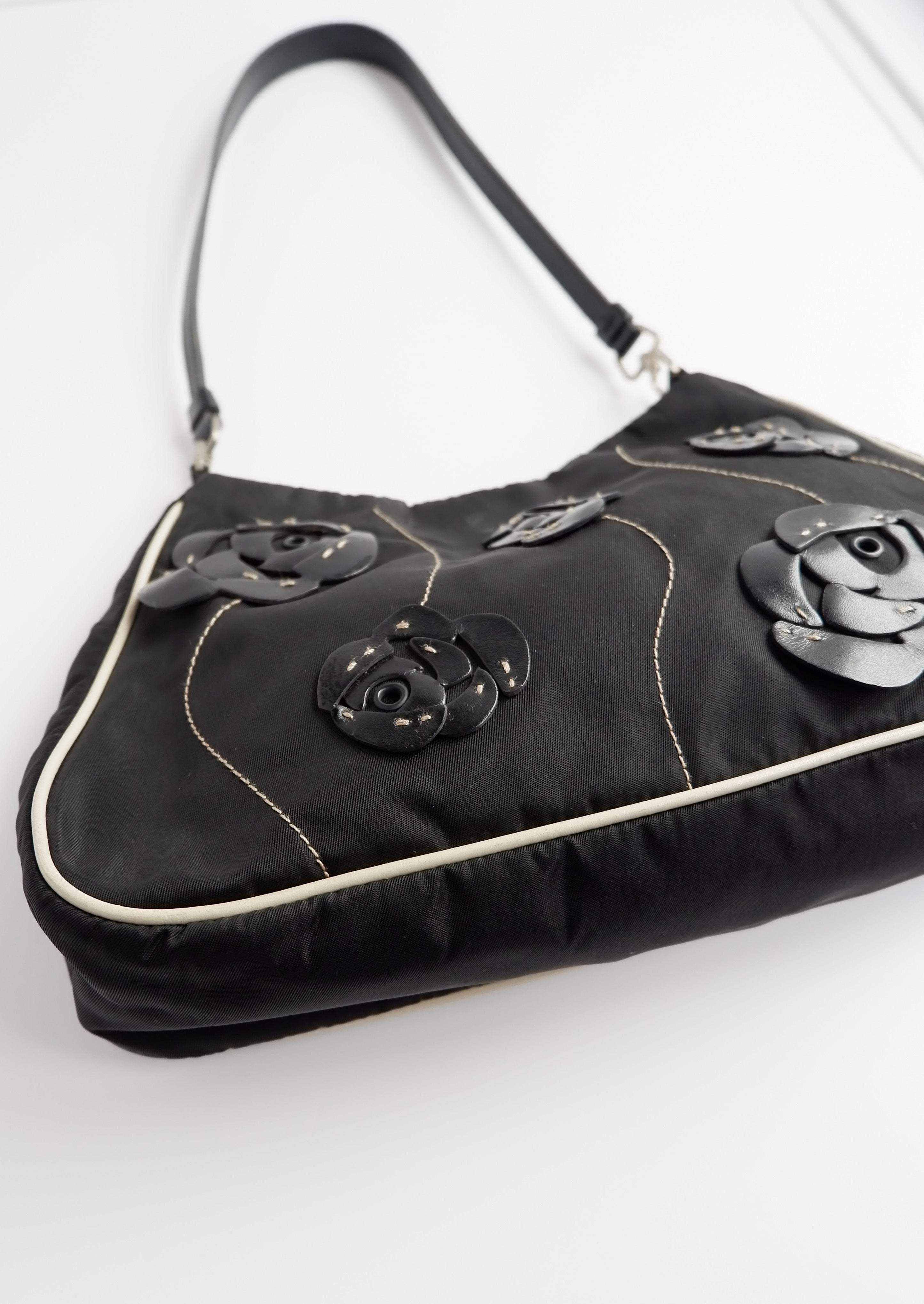 Authentique Sac bandoulière Prada noir et blanc en nylon avec détails roses d'occasion