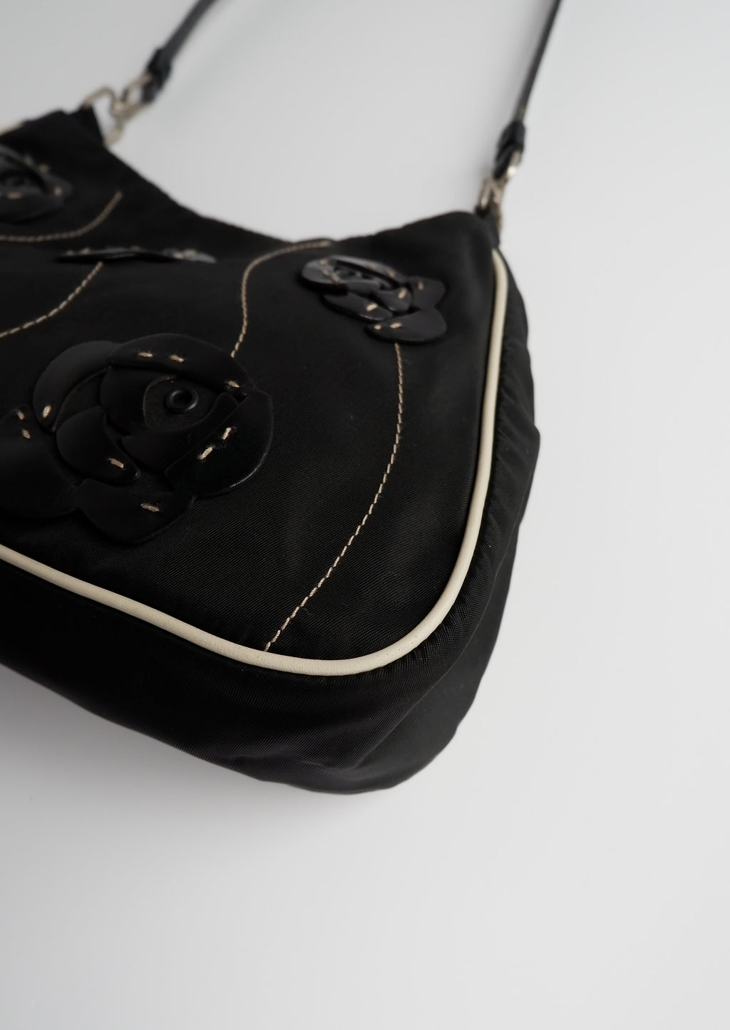 Authentique Sac bandoulière Prada noir et blanc en nylon avec détails roses d'occasion