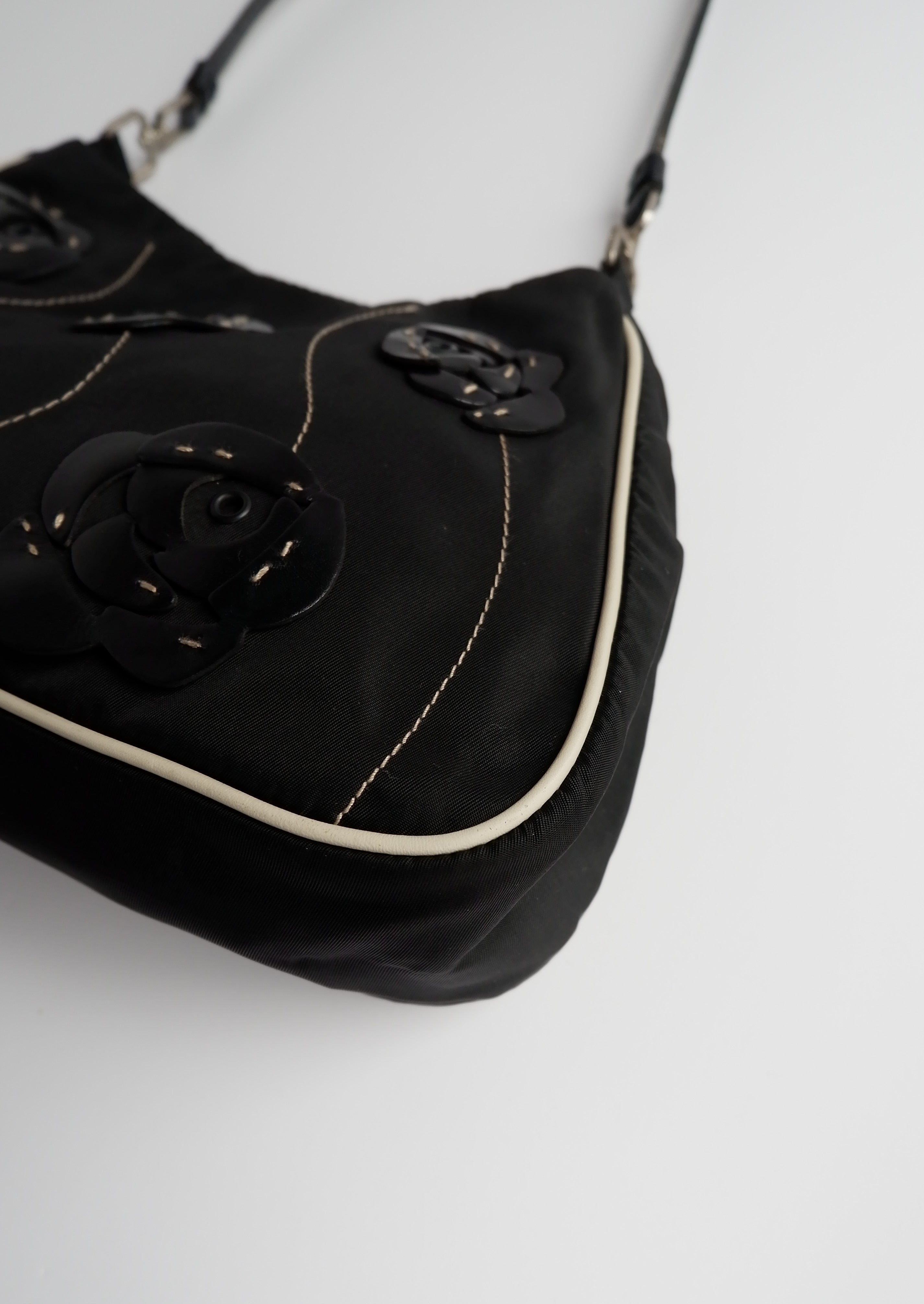Authentique Sac bandoulière Prada noir et blanc en nylon avec détails roses d'occasion