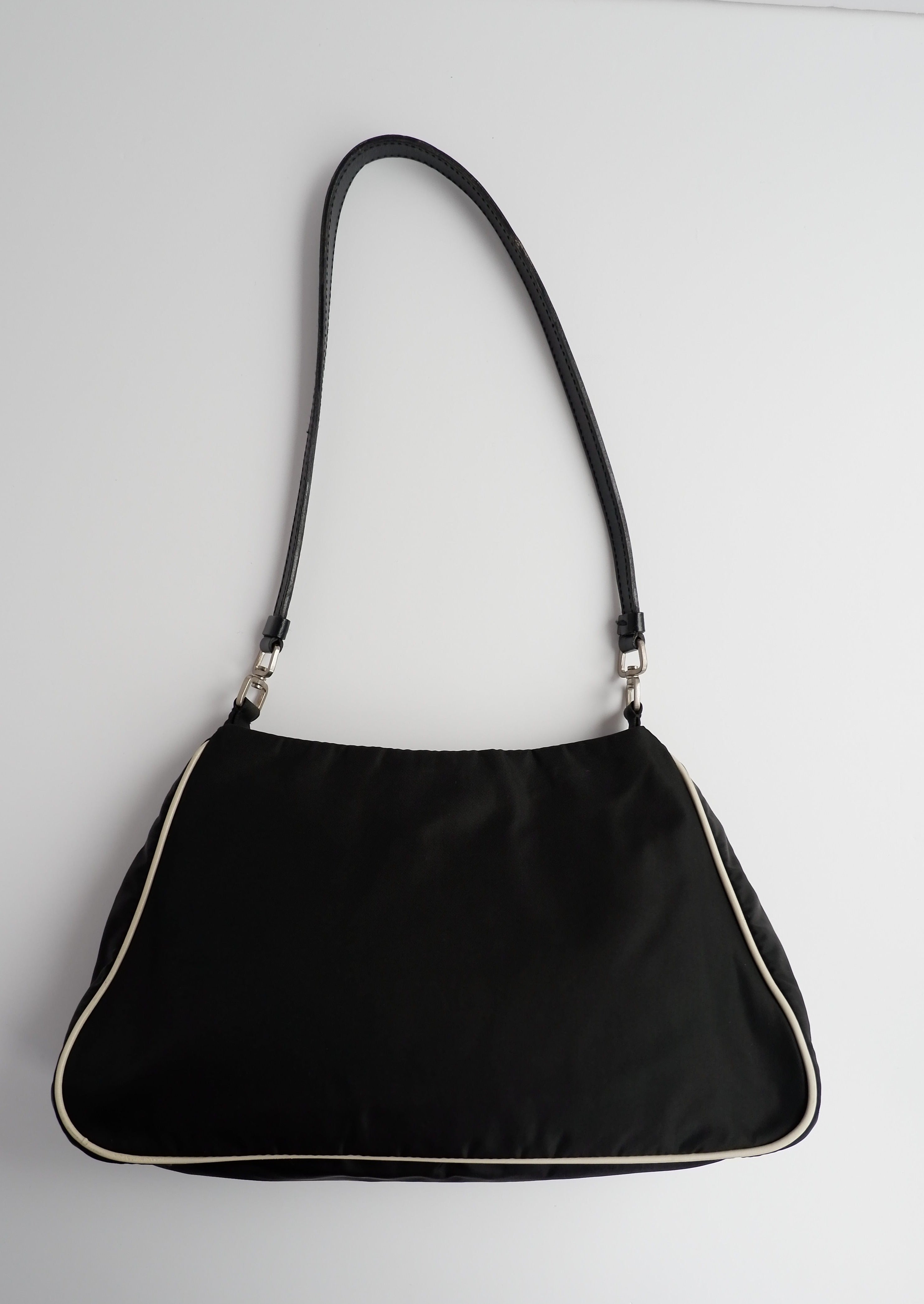 Authentique Sac bandoulière Prada noir et blanc en nylon avec détails roses d'occasion
